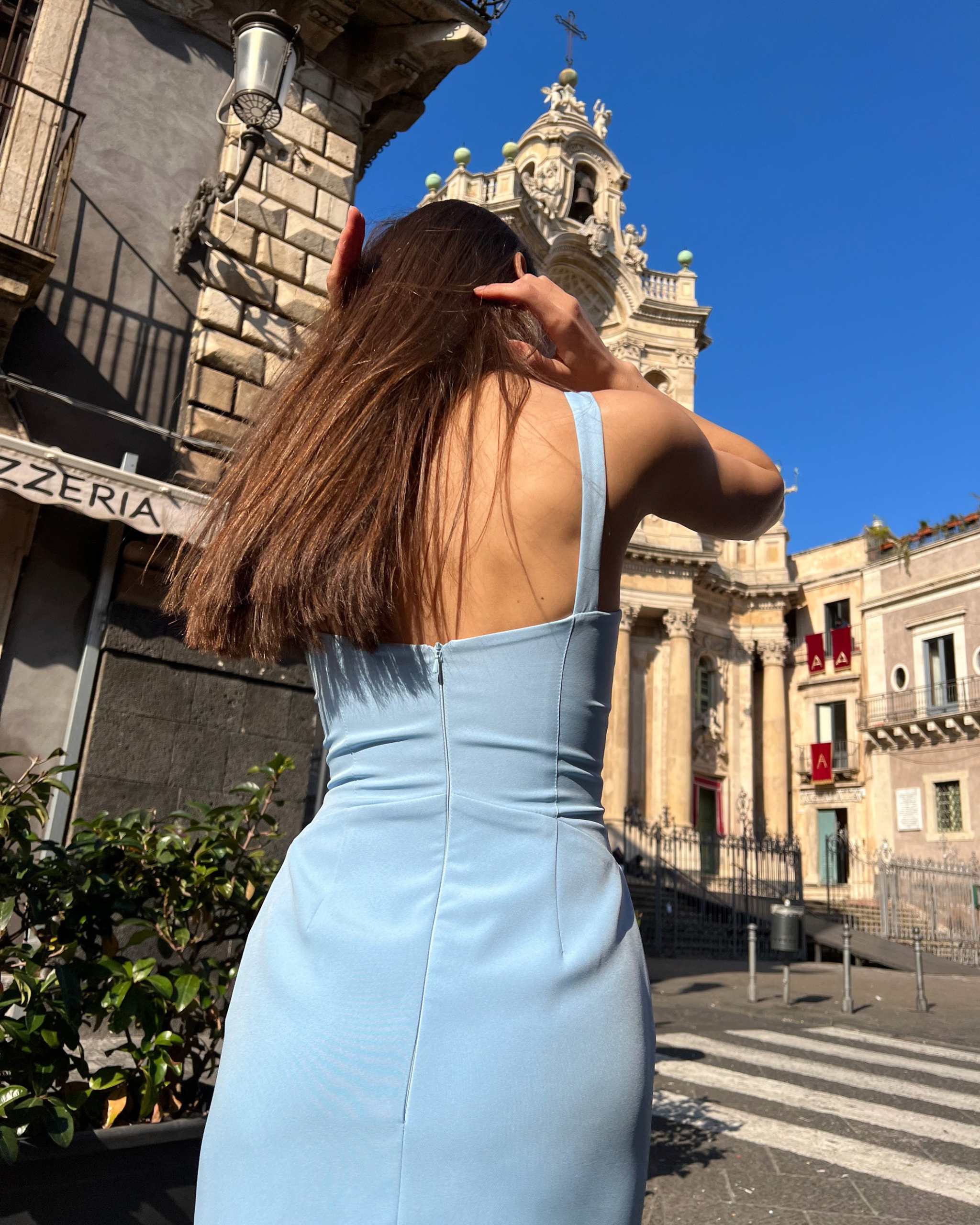 Rochie eleganta albastra cu decolteu delicat si slit dublu, ideala pentru evenimente speciale, confortabila si cu design sofisticat.