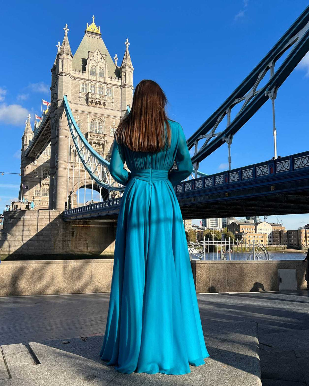 Rochie lungă elegantă din voal verde smarald cu decolteu în V și mâneci lungi, perfectă pentru evenimente formale.