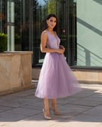 Rochie de ocazie mov midi cu decolteu și șiret la spate, fustă din tull, fără mâneci.