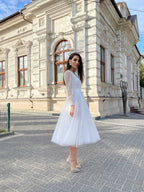 Rochie de mireasa albă pentru cununie civilă, cu mâneci evazate și fustă din tull.