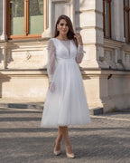 Rochie de mireasa albă pentru cununie sau înscriere civilă, cu decolteu în V și mâneci evazate, din satin și tull.