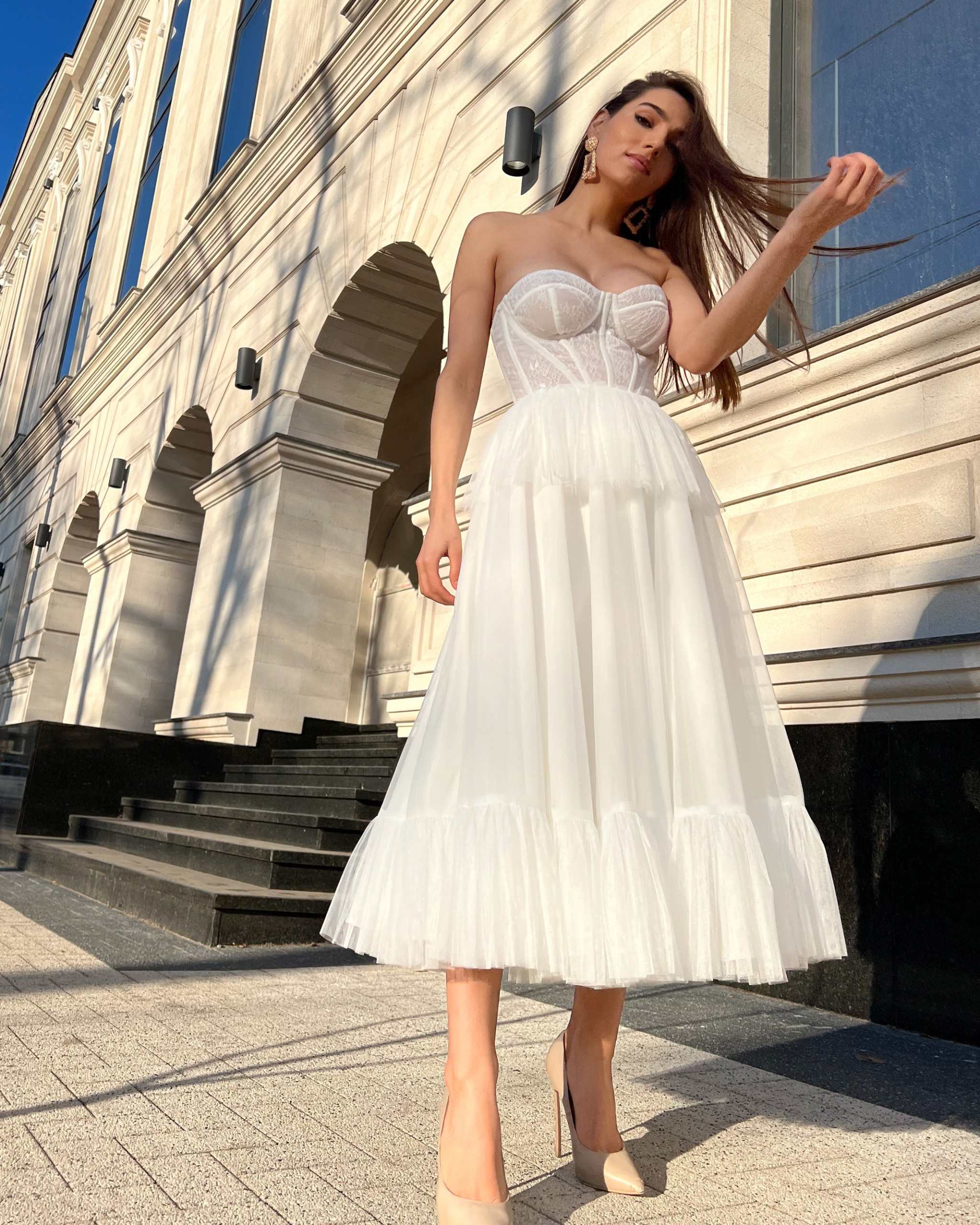 Rochie alba midi, corset din dantelă fină, șiret reglabil, căptușeală dublă, ideală pentru evenimente speciale.
