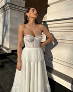 Rochie alba elegantă midi cu corset din dantelă și șiret reglabil.