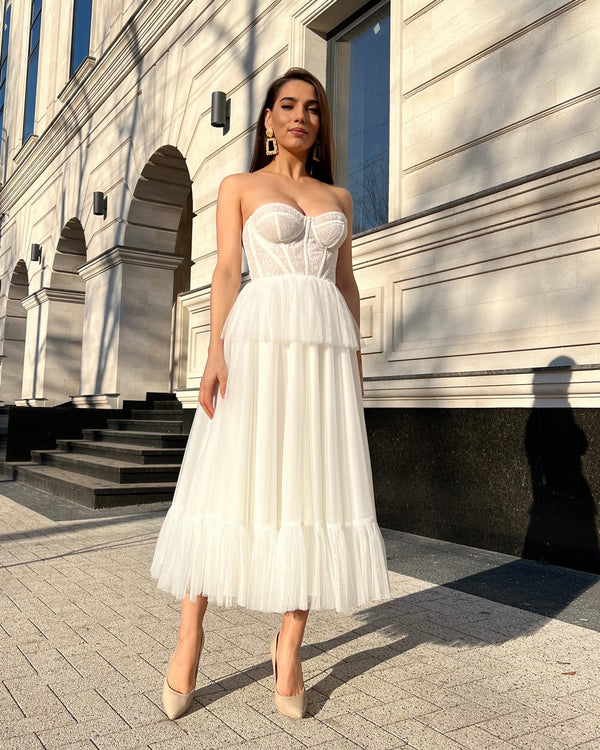 Rochie alba midi cu corset din dantelă și șiret reglabil, perfectă pentru evenimente speciale.