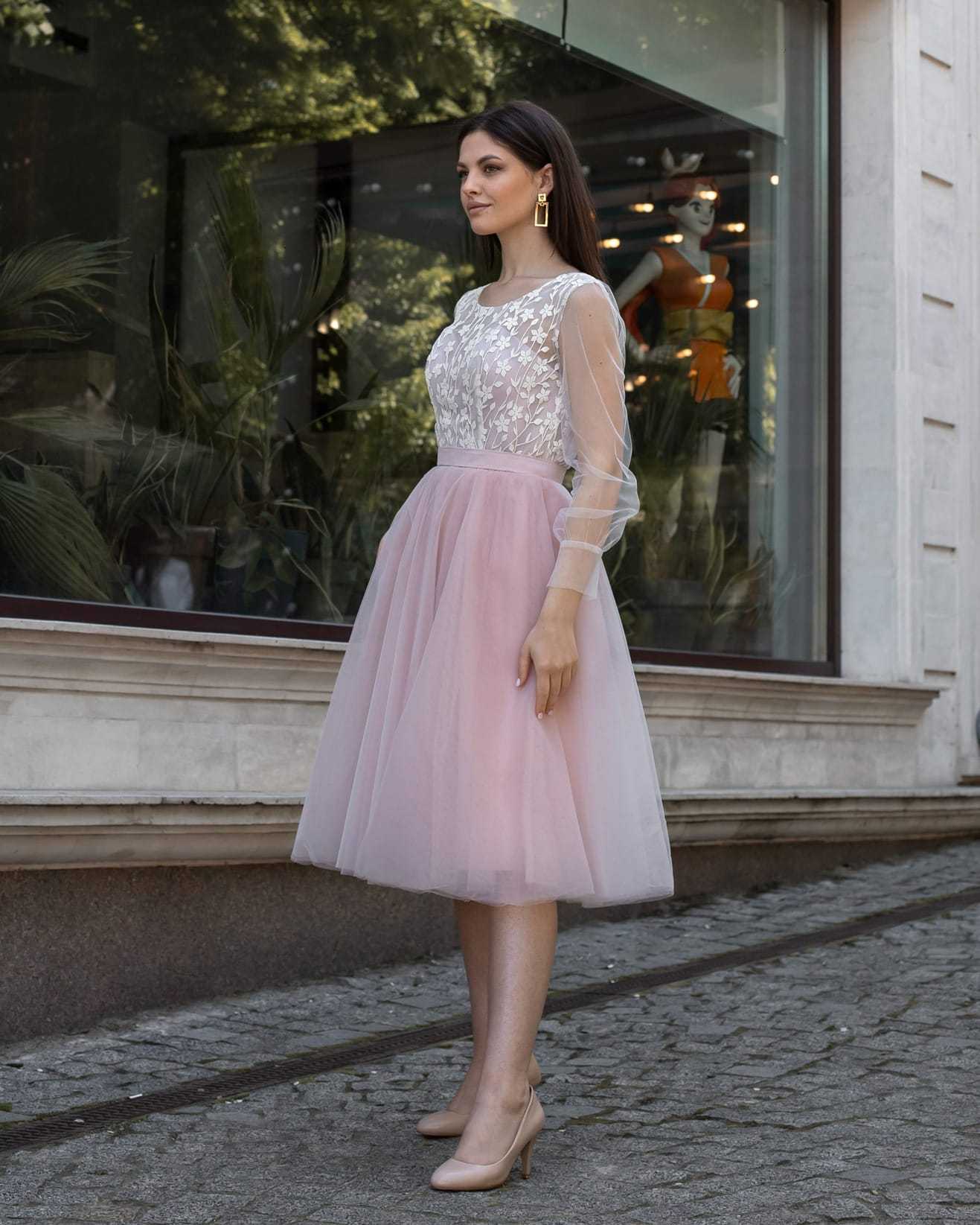 Rochie eleganta cununie civilă midi cu corset din satin și dantelă, fustă din tull, culoare roz, model sofisticat.