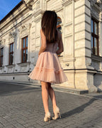 Rochie eleganta roz deschis scurtă cu corset și fustă evazată, ideală pentru ocazii speciale.