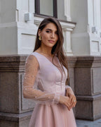 Rochie eleganta de ocazie scurta cu maneci perlate, design rafinat A-line, satin si tull, perfecte pentru evenimente speciale.