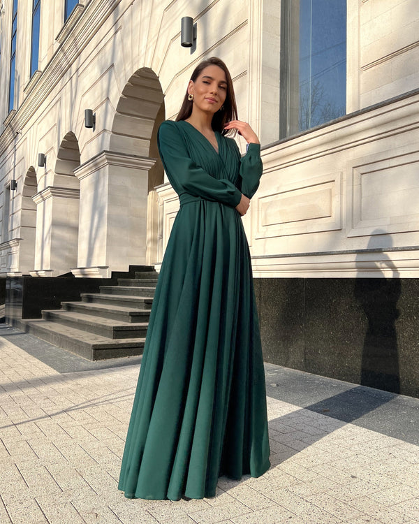 Rochie eleganta de seara lunga din voal verde cu maneci lungi si decolteu in V pentru ocazii speciale.