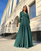 Rochie elegantă de seară lungă din voal verde, cu decolteu în V și mâneci lungi, ideală pentru ocazii speciale.