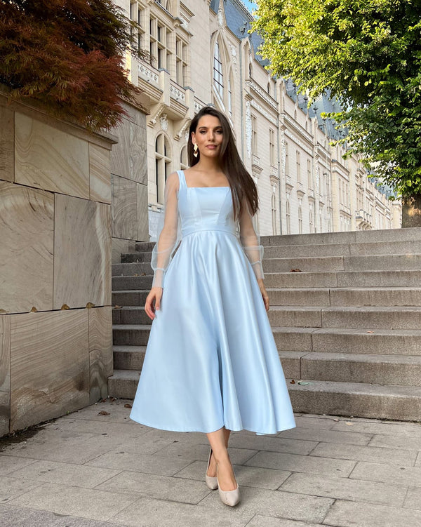 Rochie de ocazie de seară maxi bleu cu mâneci lungi și șnur reglabil la spate din satin și tull.