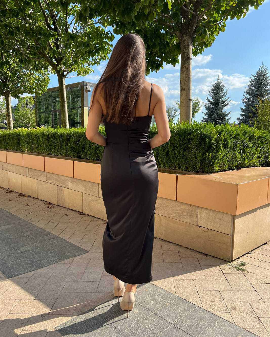 Rochie cocktail de seară neagră, din satin elastic, cu croială ajustată și fermoar la spate, perfectă pentru evenimente speciale.