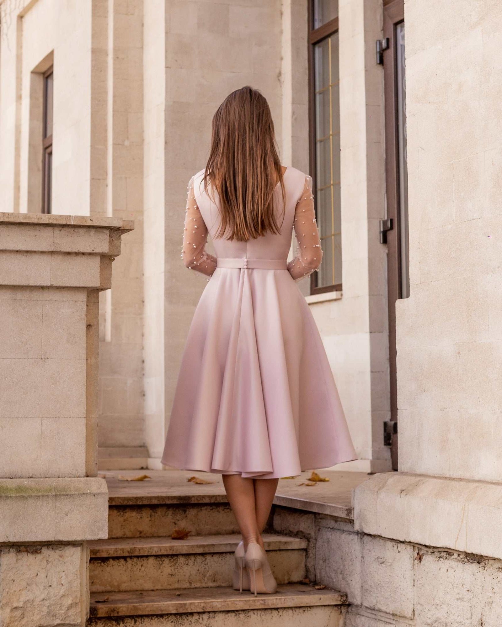 Rochie eleganta midi roz pudrat din satin cu mâneci cu perle.