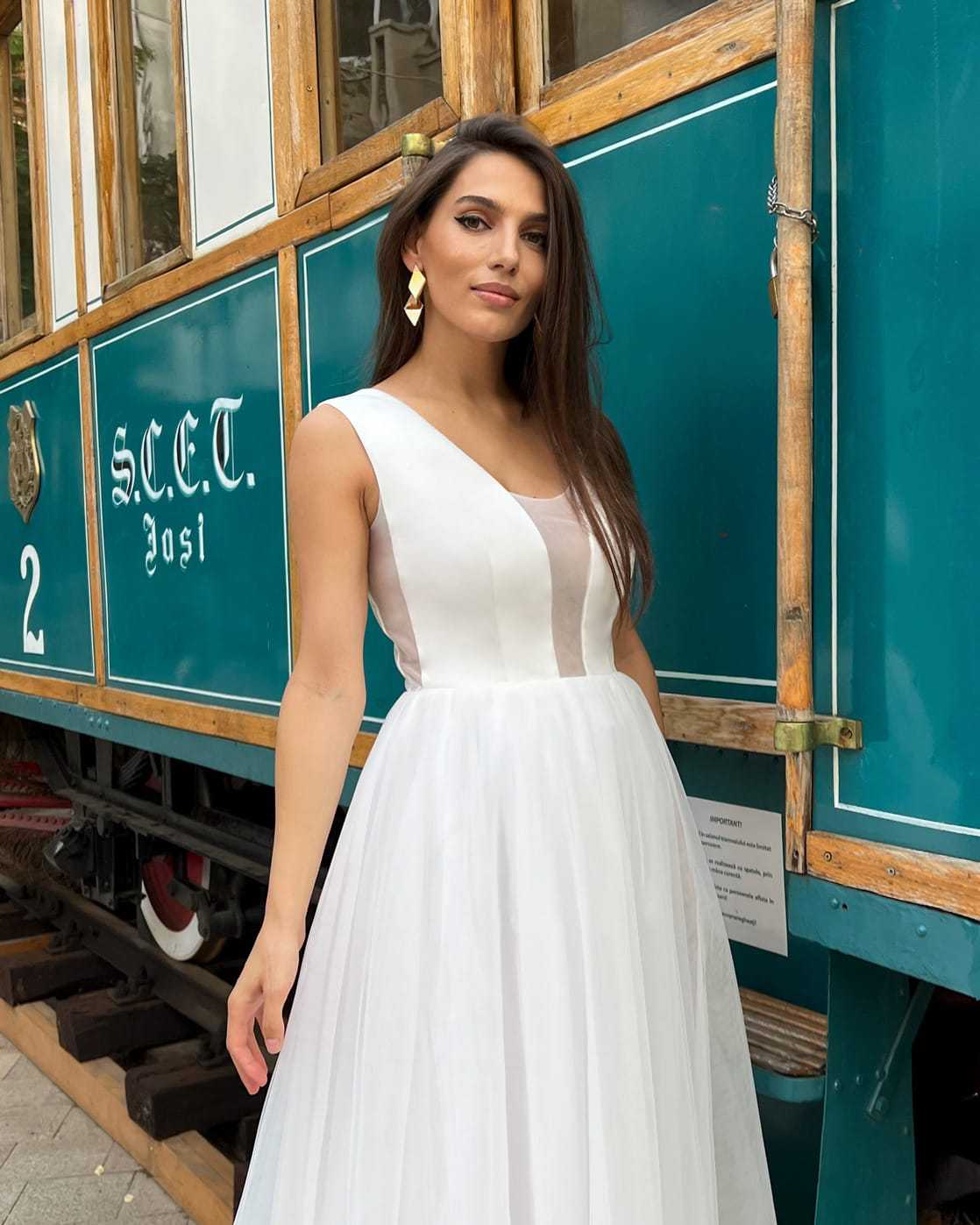 Rochie midi eleganta din tull, decolteu V, fără mâneci pentru cununie civilă.