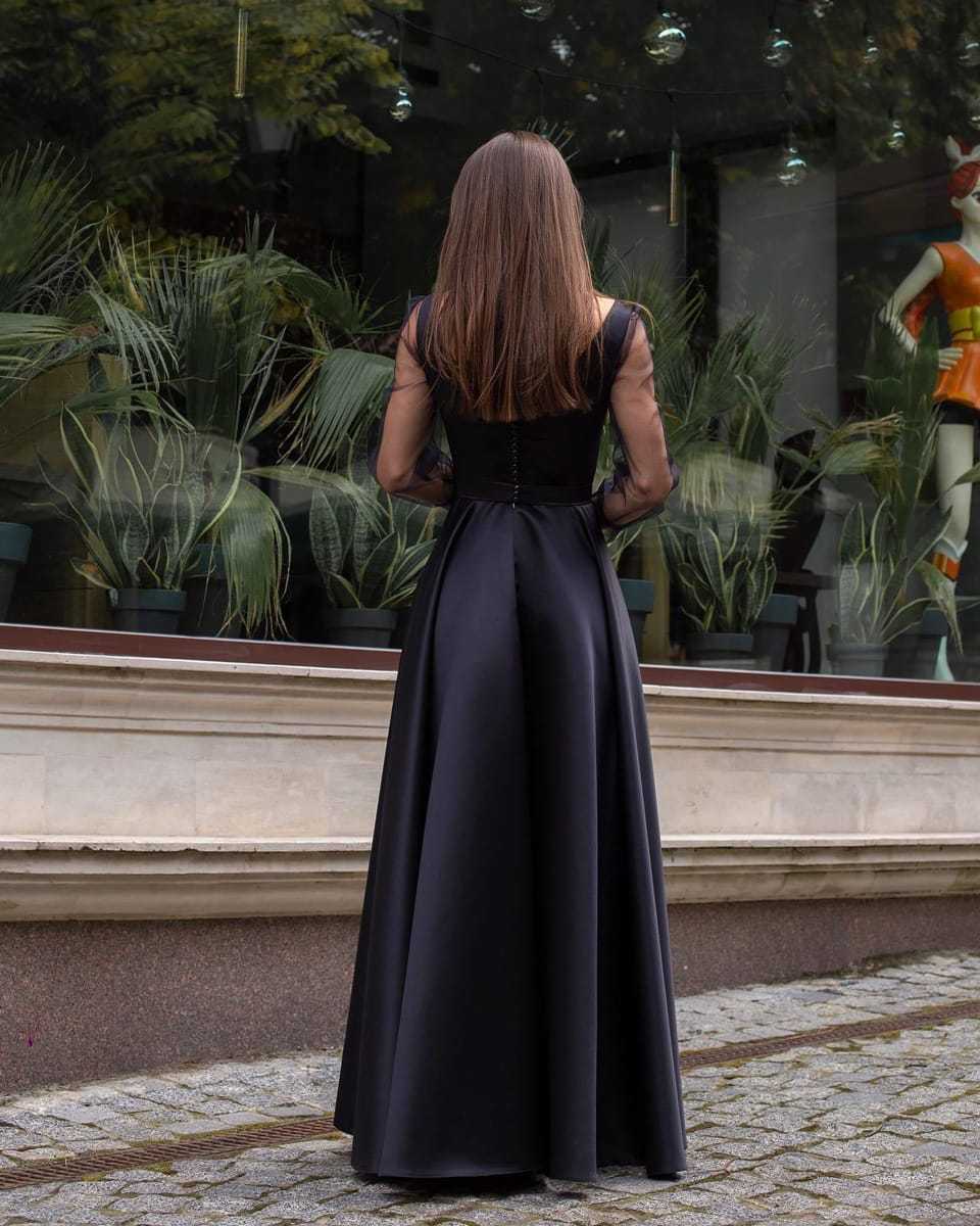 Rochie eleganta neagră de seară lungă din satin regal cu șliț și mâneci transparente.