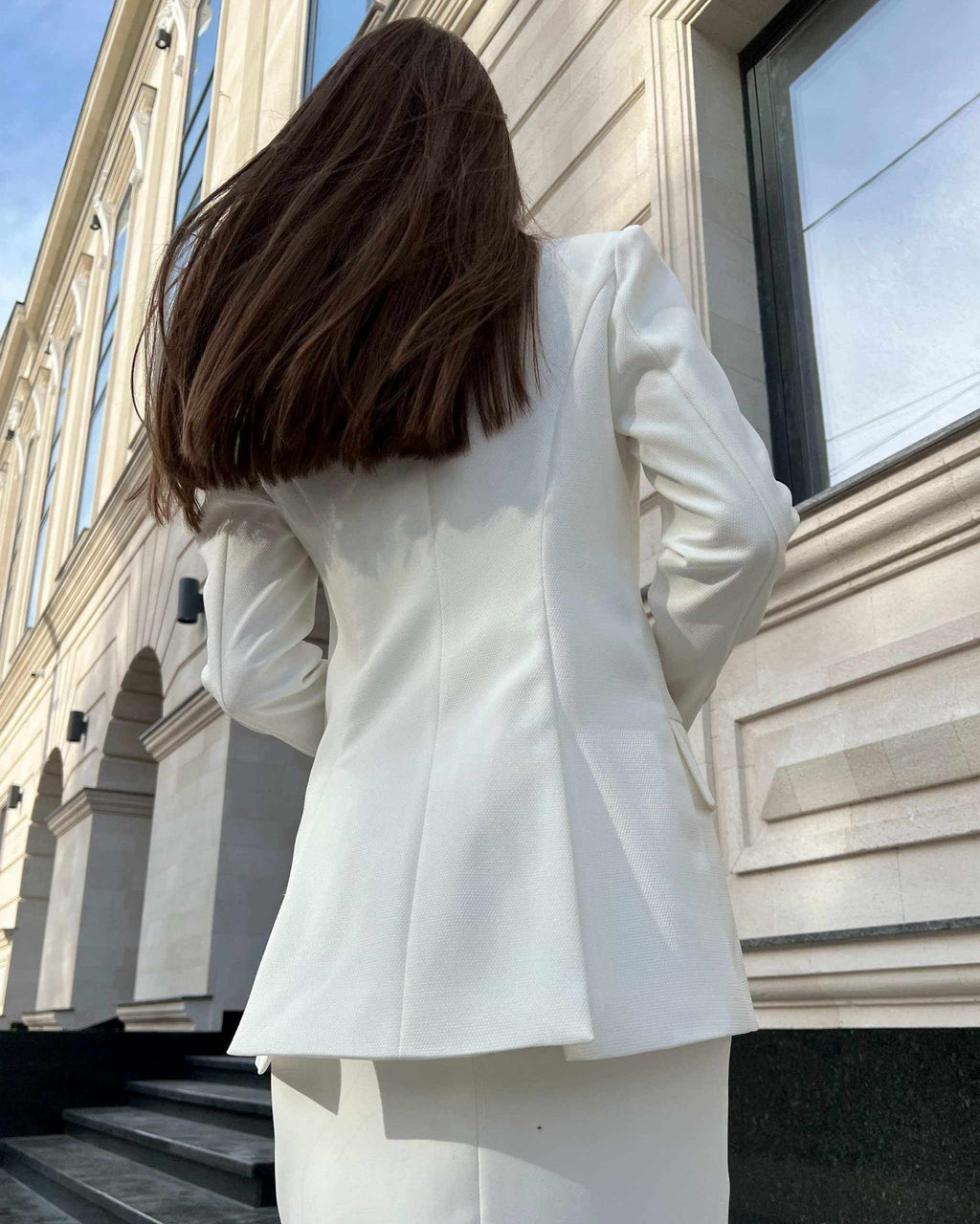 Sacou alb elegant cu două rânduri de nasturi, model lung cambrat.