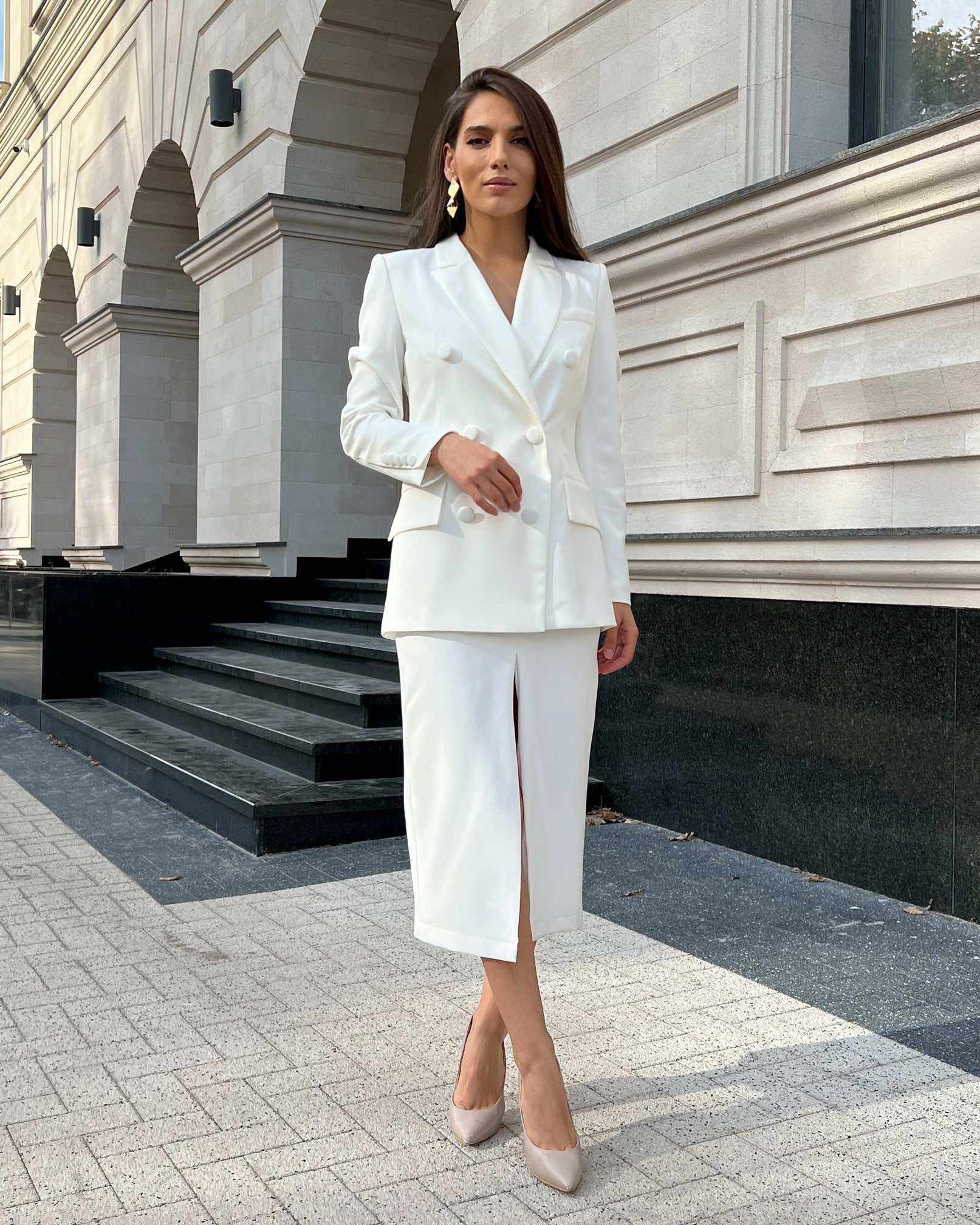 Sacou alb elegant cu două rânduri de nasturi, model cambrat și guler în V.