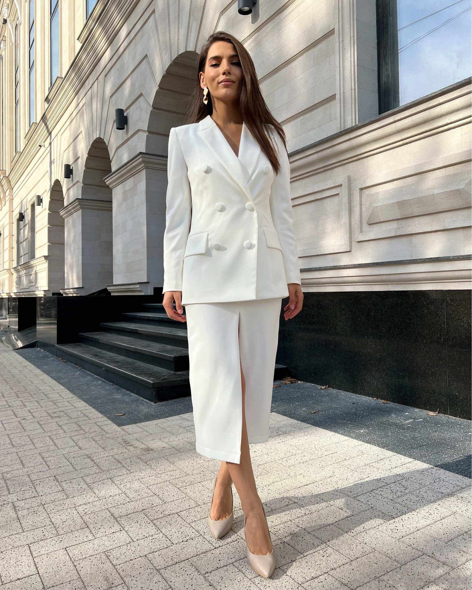 Sacou alb de costum elegant, două rânduri de nasturi, model cambrat.
