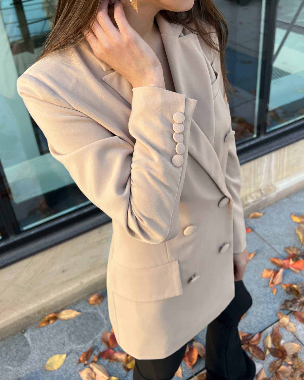 Sacou dama bej cu două rânduri de nasturi, model cambrat și căptușeală interioară.