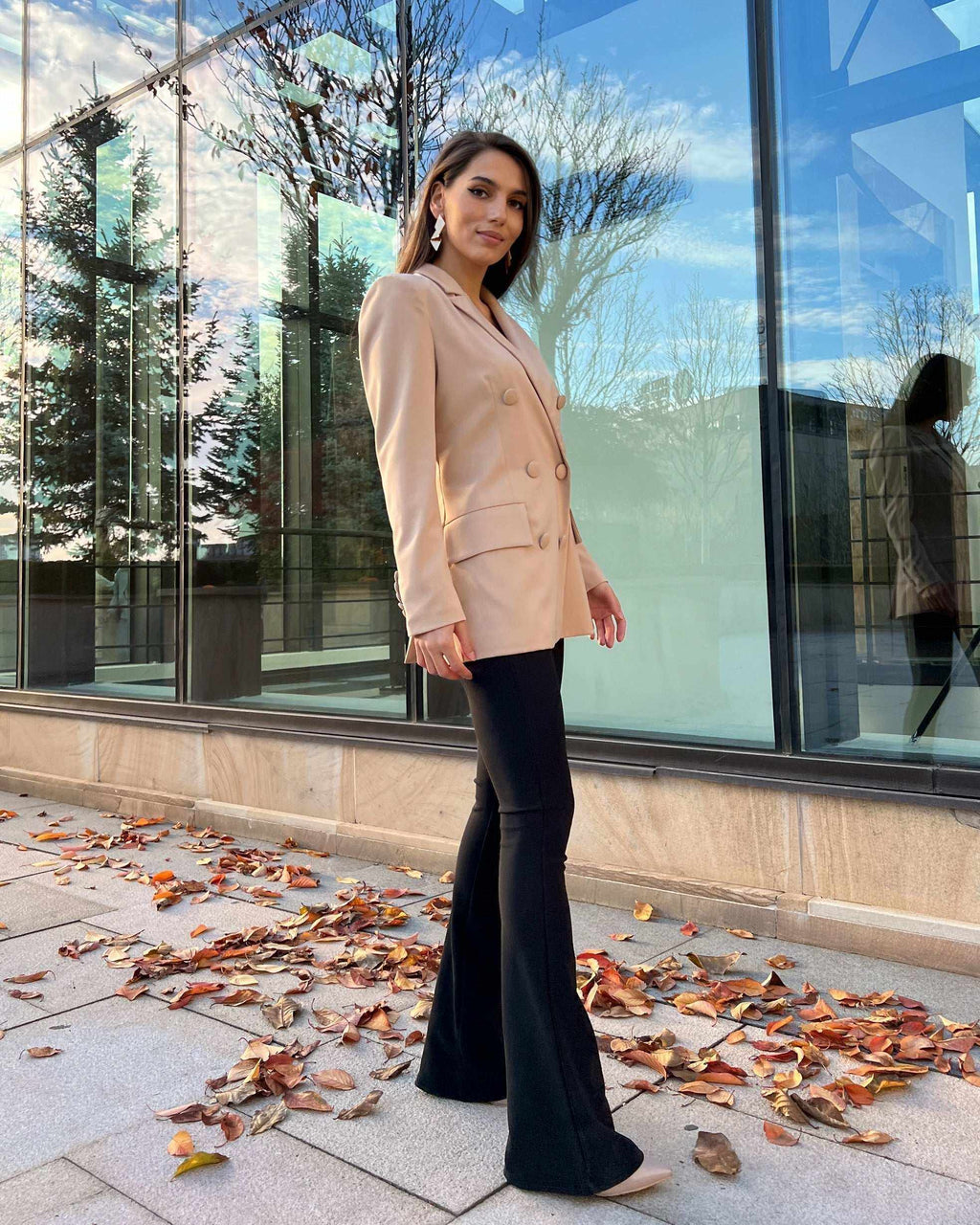 Sacou dama bej cu două rânduri de nasturi, stil elegant și cambrat, guler în V, mâneci lungi.