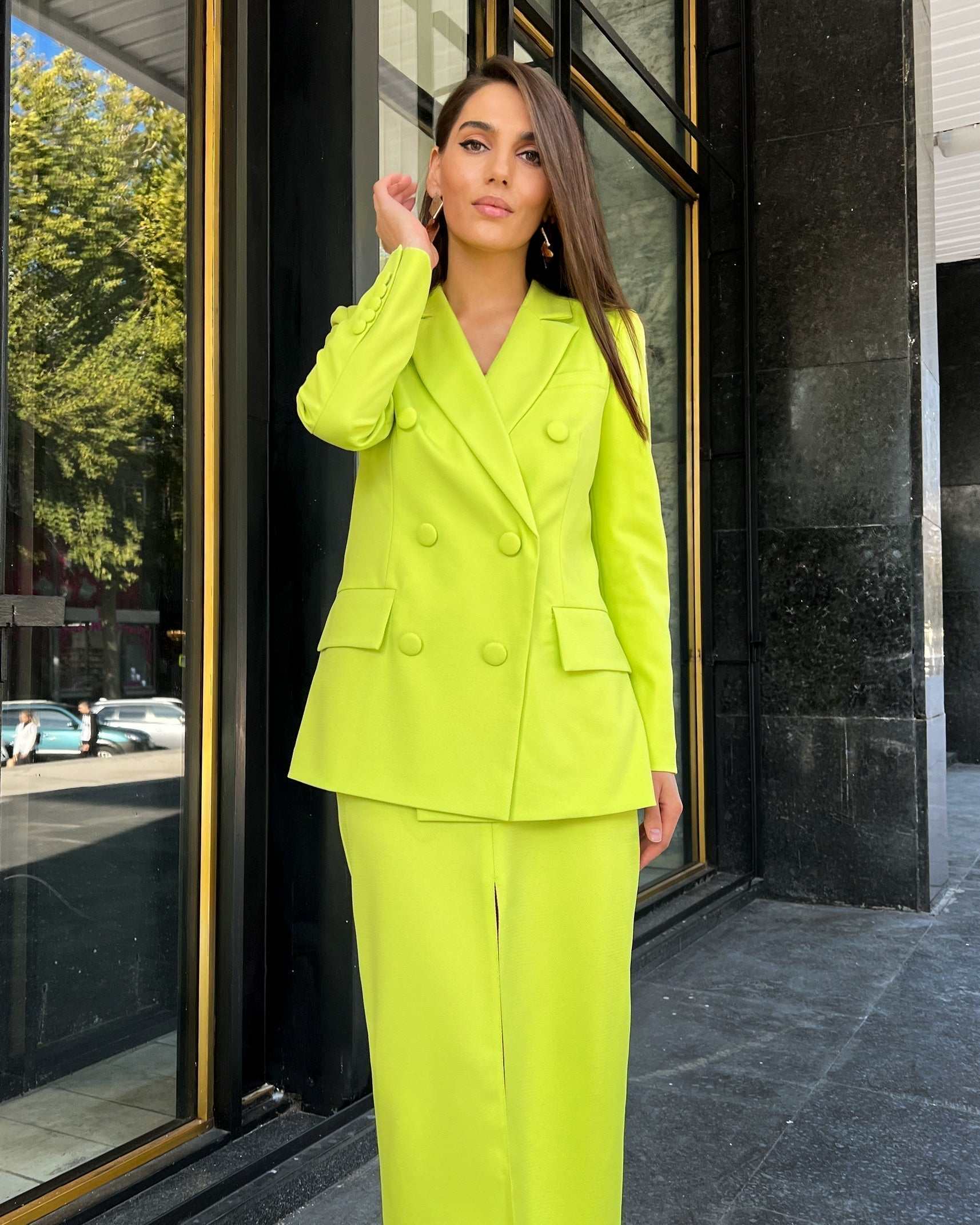 Sacou dama elegant cu două rânduri de nasturi, model cambrat și lung, culoare vibrantă.