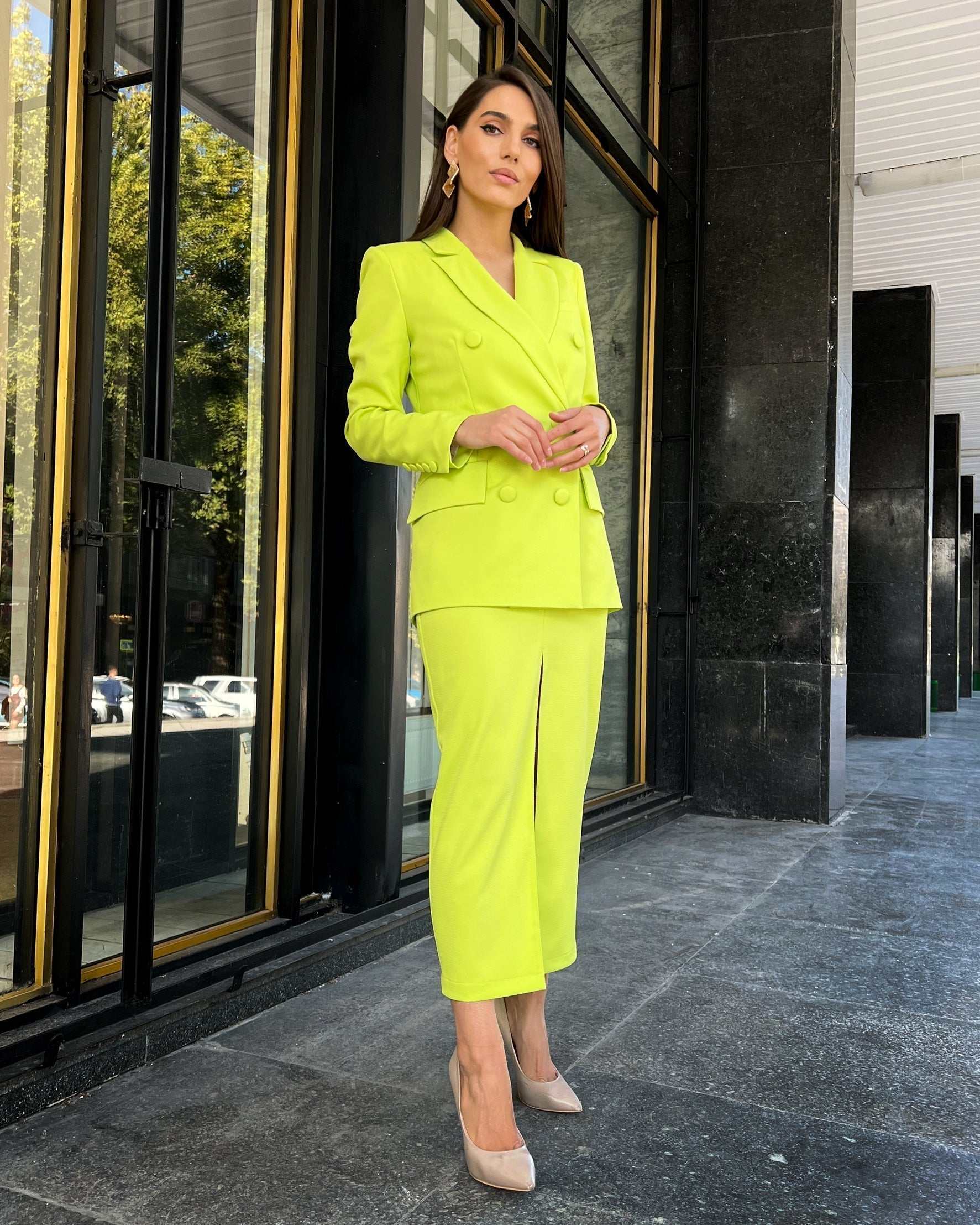 Sacou dama elegant cu două rânduri de nasturi, model lung cu șliț dublu, guler în V, și buzunare decorative.