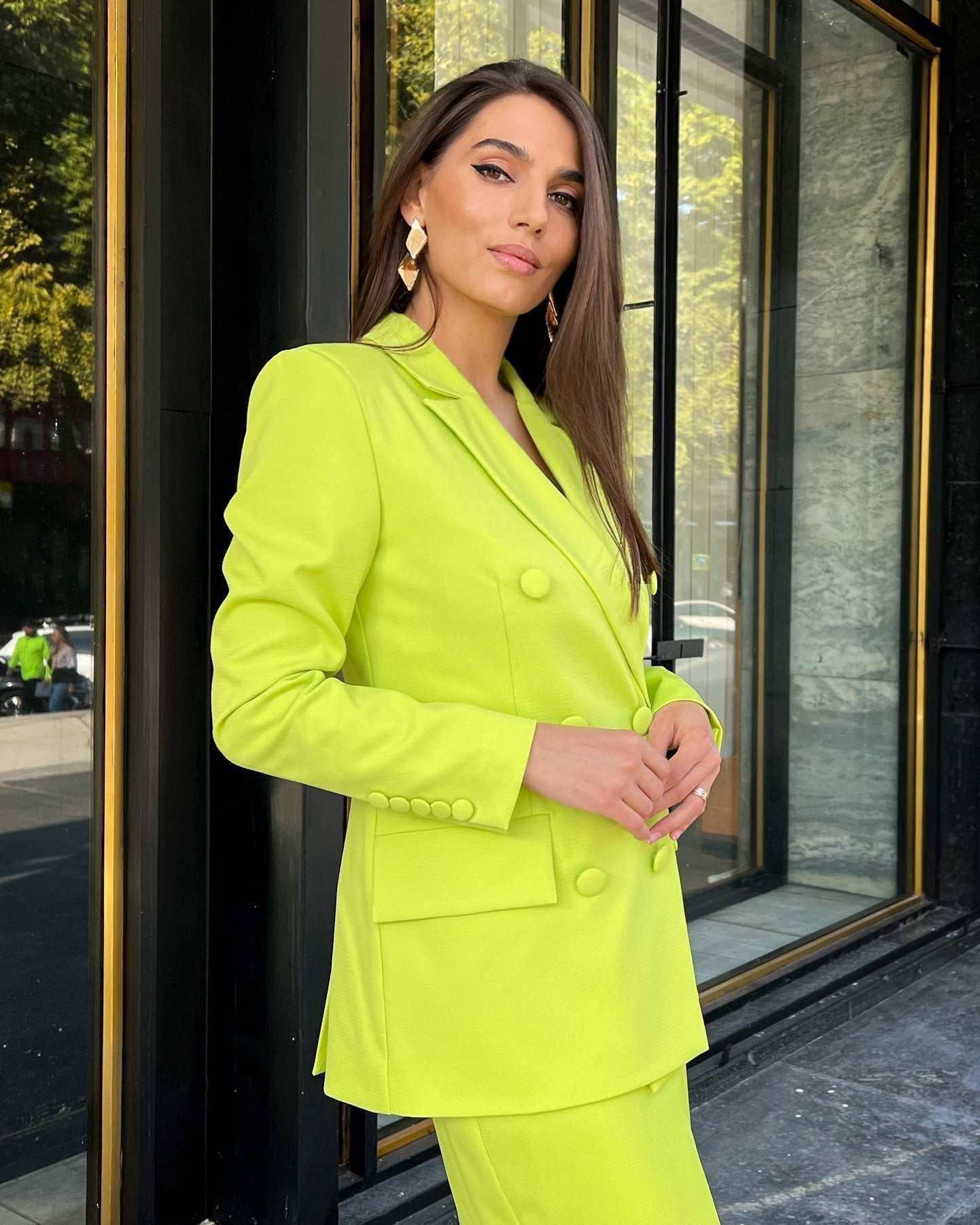 Sacou dama elegant cu două rânduri de nasturi, verde, model cambrat și guler în V.