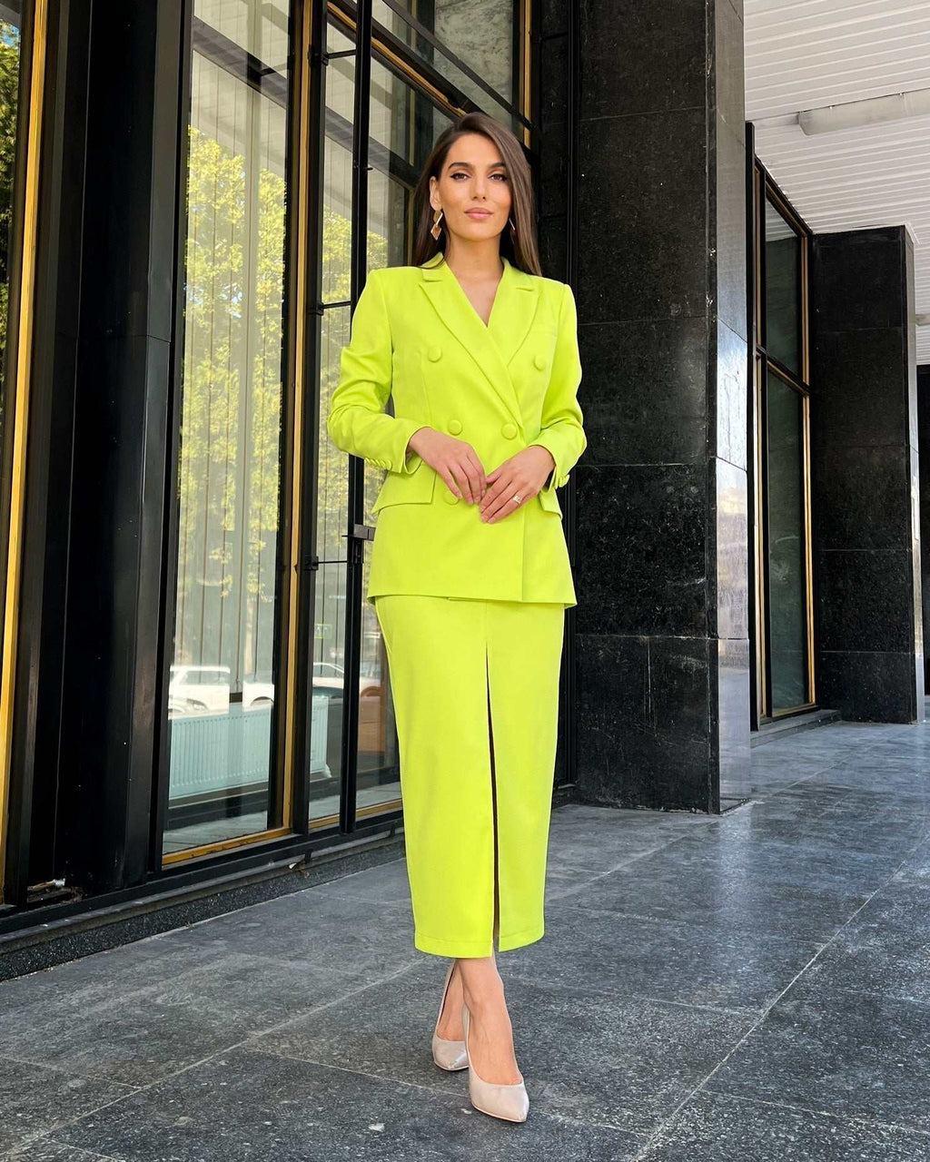 Sacou dama elegant cu două rânduri de nasturi verde cu rever și buzunare decorative.