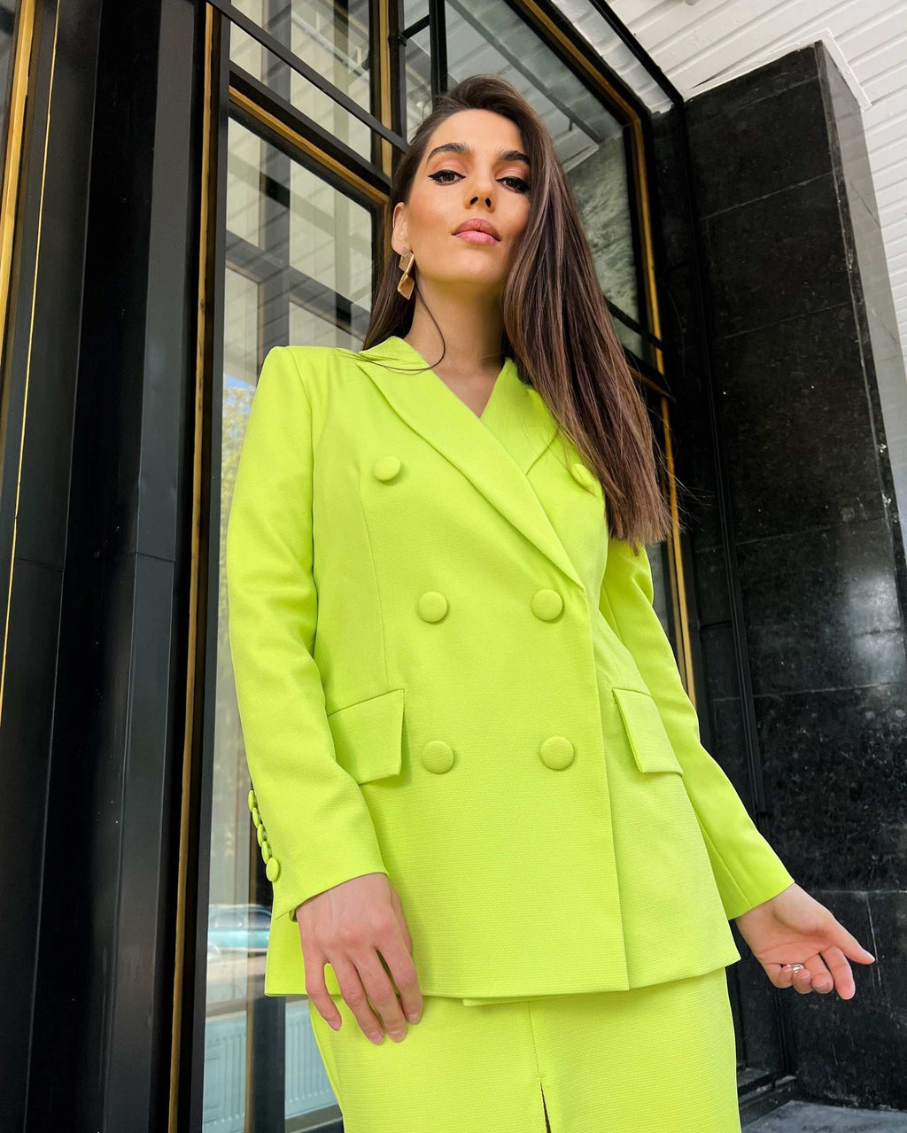 Sacou dama elegant cu două rânduri de nasturi, verde lime, model lung și cambrat.