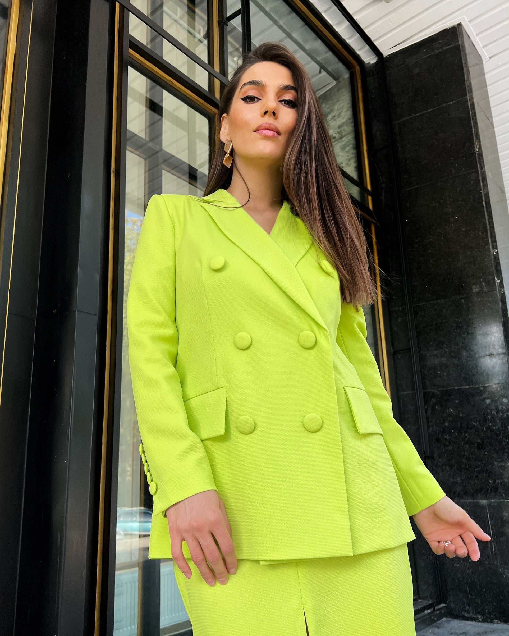 Sacou dama elegant cu două rânduri de nasturi, verde lime, model lung și cambrat.