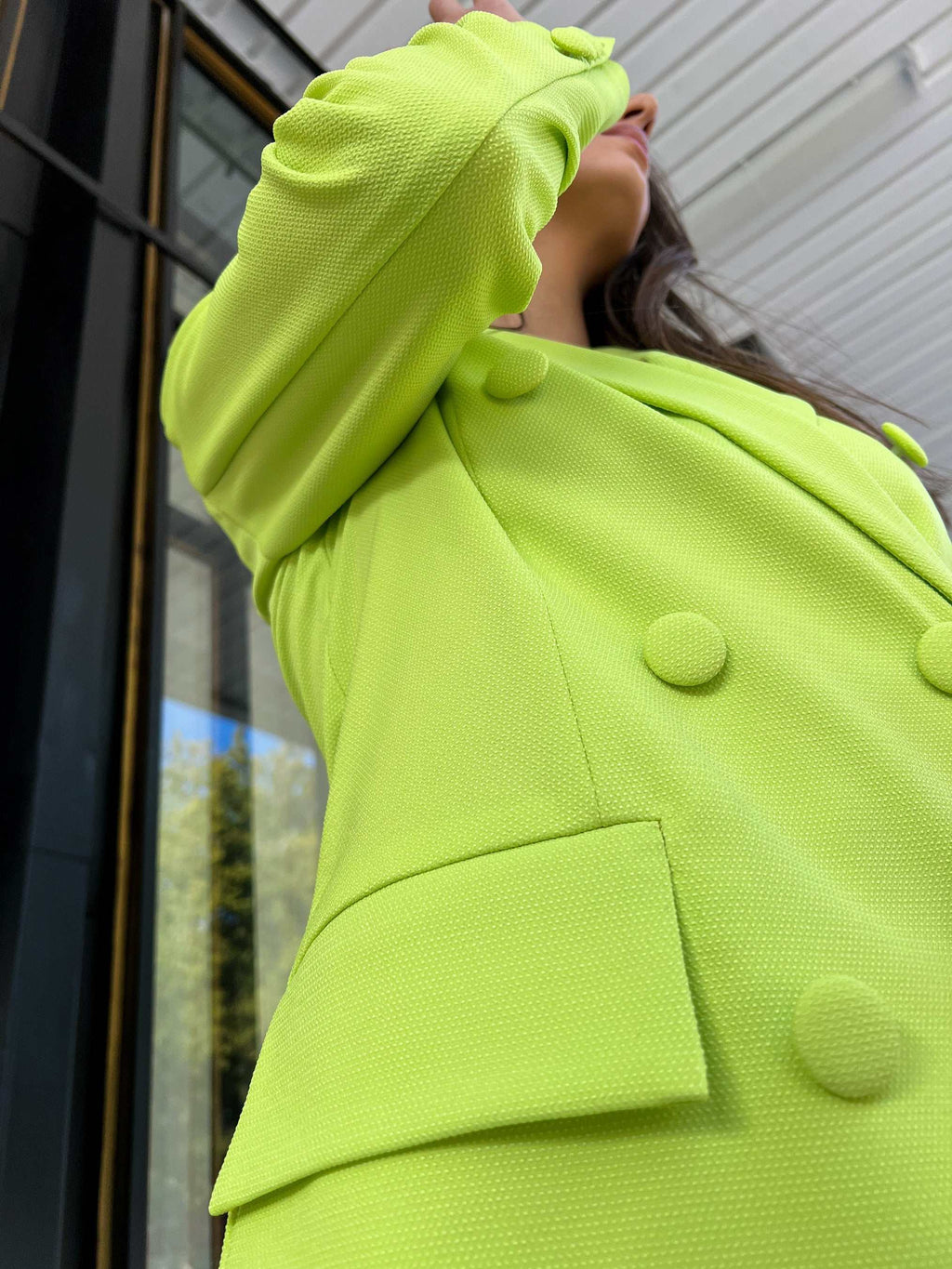Sacou dama elegant cu două rânduri de nasturi, culoare vibrantă, cu buzunare decorative și nasturi căptușiți.