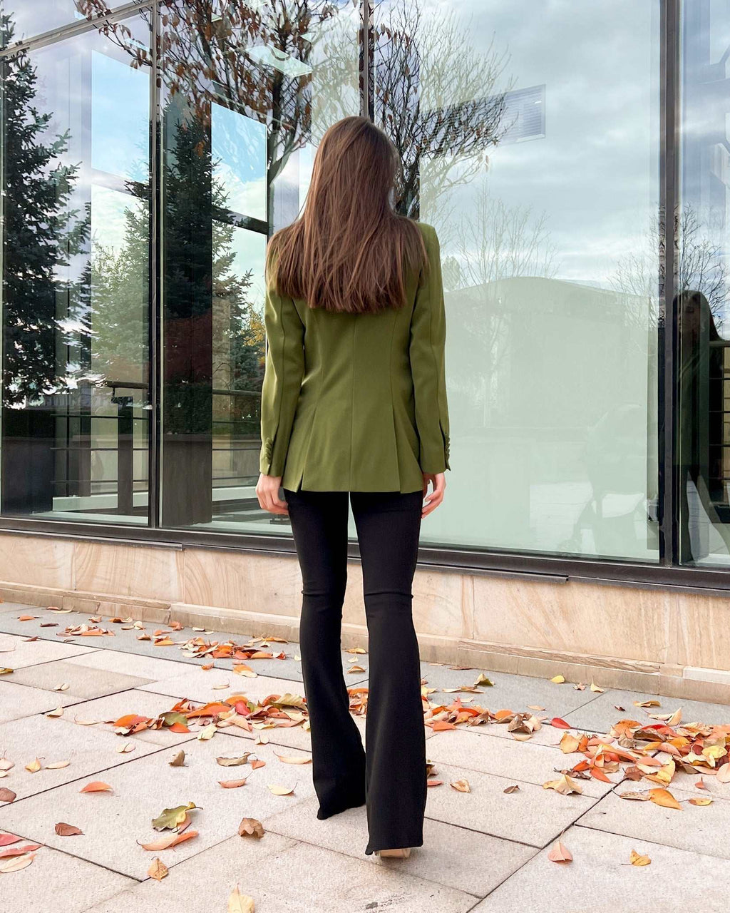 Sacou dama verde cu două rânduri de nasturi, model cambrat și lung, prezentat din spate.