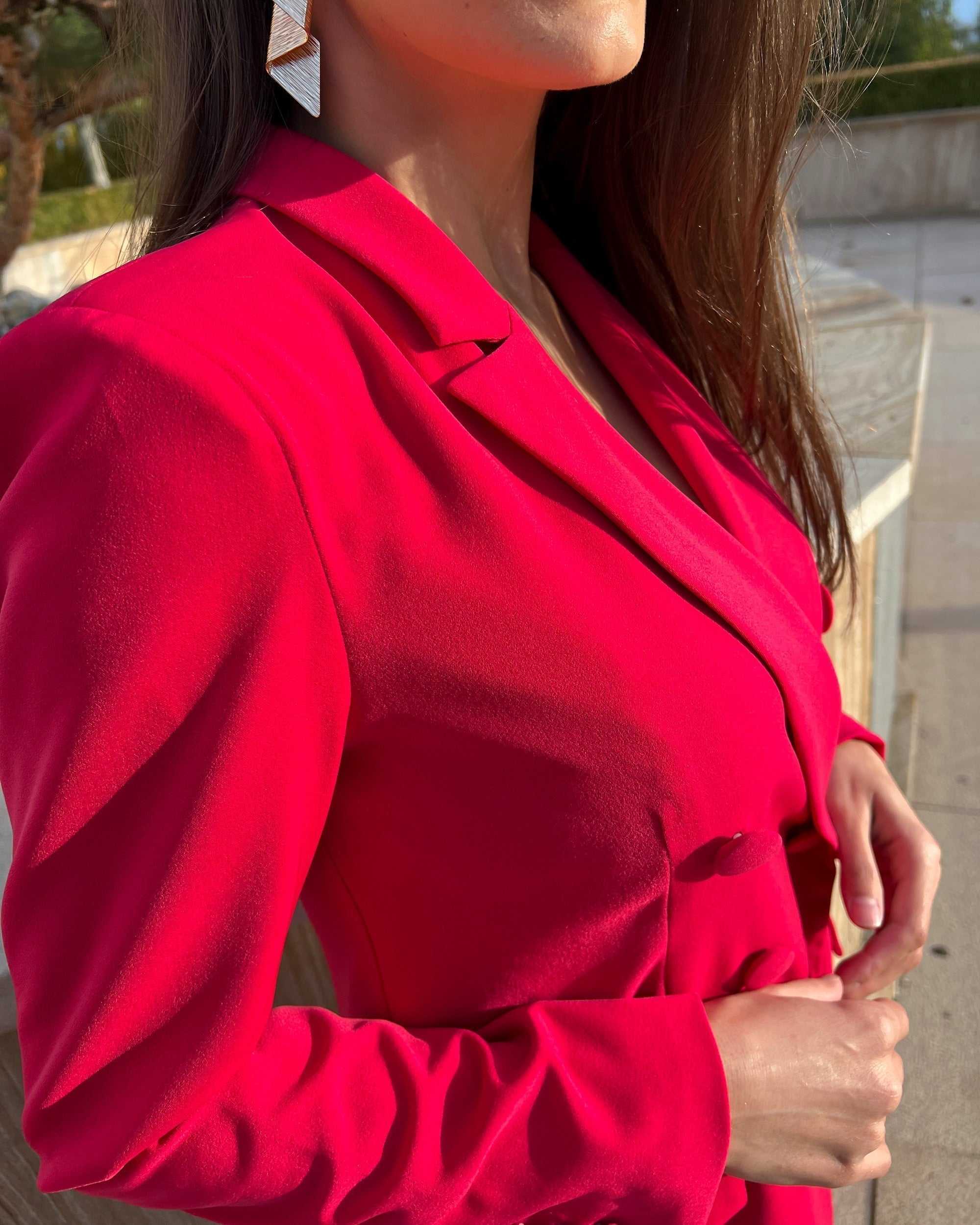 Sacou dama fucsia cu două rânduri de nasturi și guler în V.