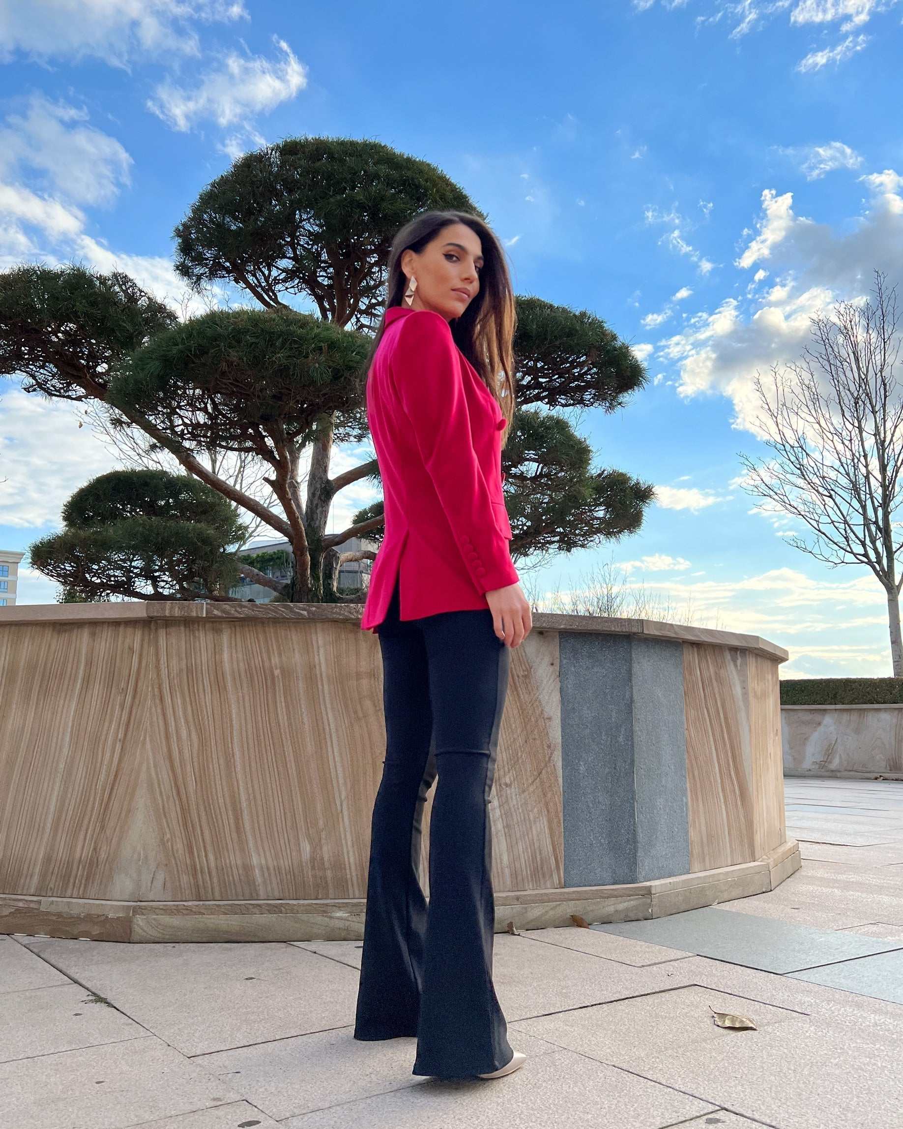 Sacou dama fucsia cu două rânduri de nasturi, model cambrat și mâneci lungi.