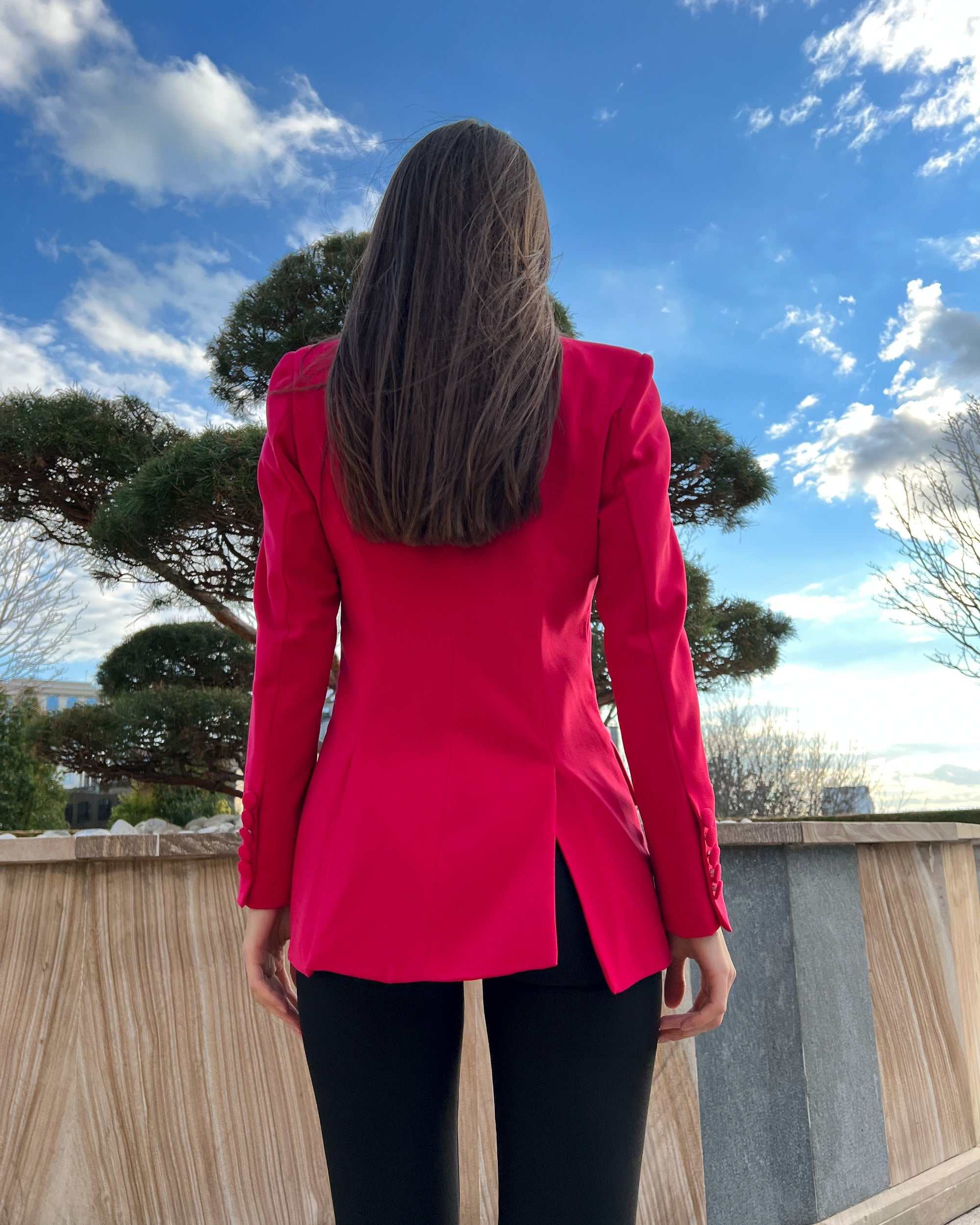 Sacou dama fucsia cu două rânduri de nasturi și mâneci lungi.