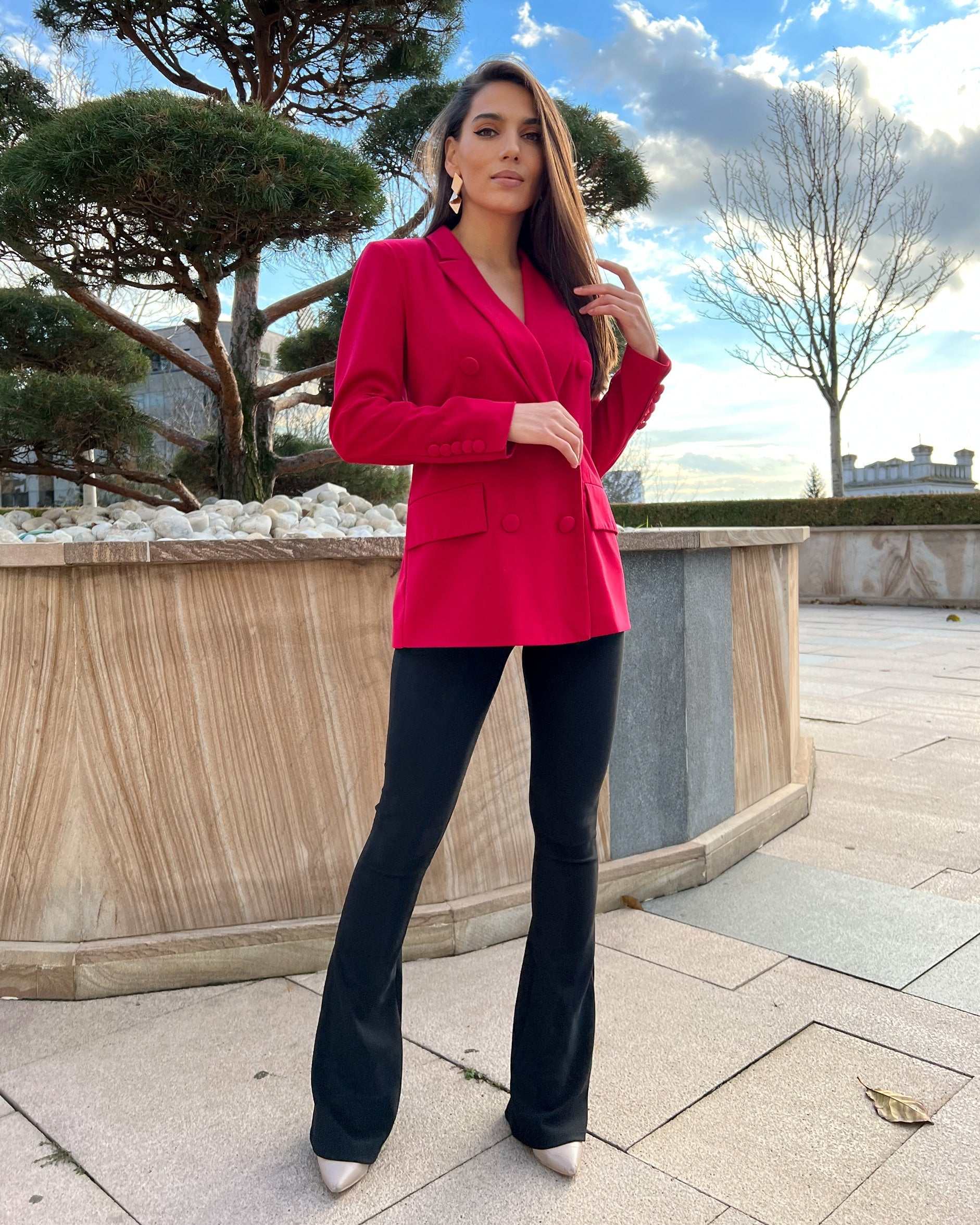 Sacou dama fucsia cu două rânduri de nasturi, model cambrat și lung.