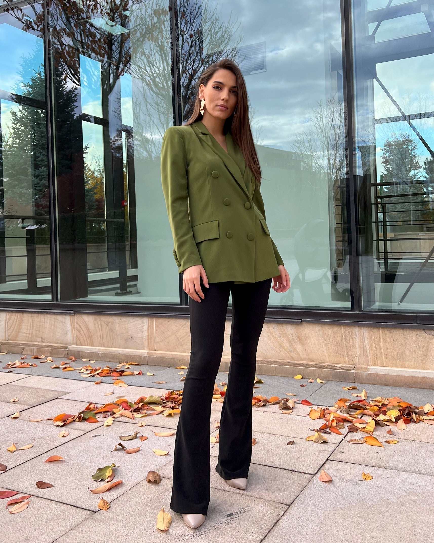 Sacou dama cu două rânduri de nasturi, lung, verde, model cambrat, guler V, mâneci lungi.