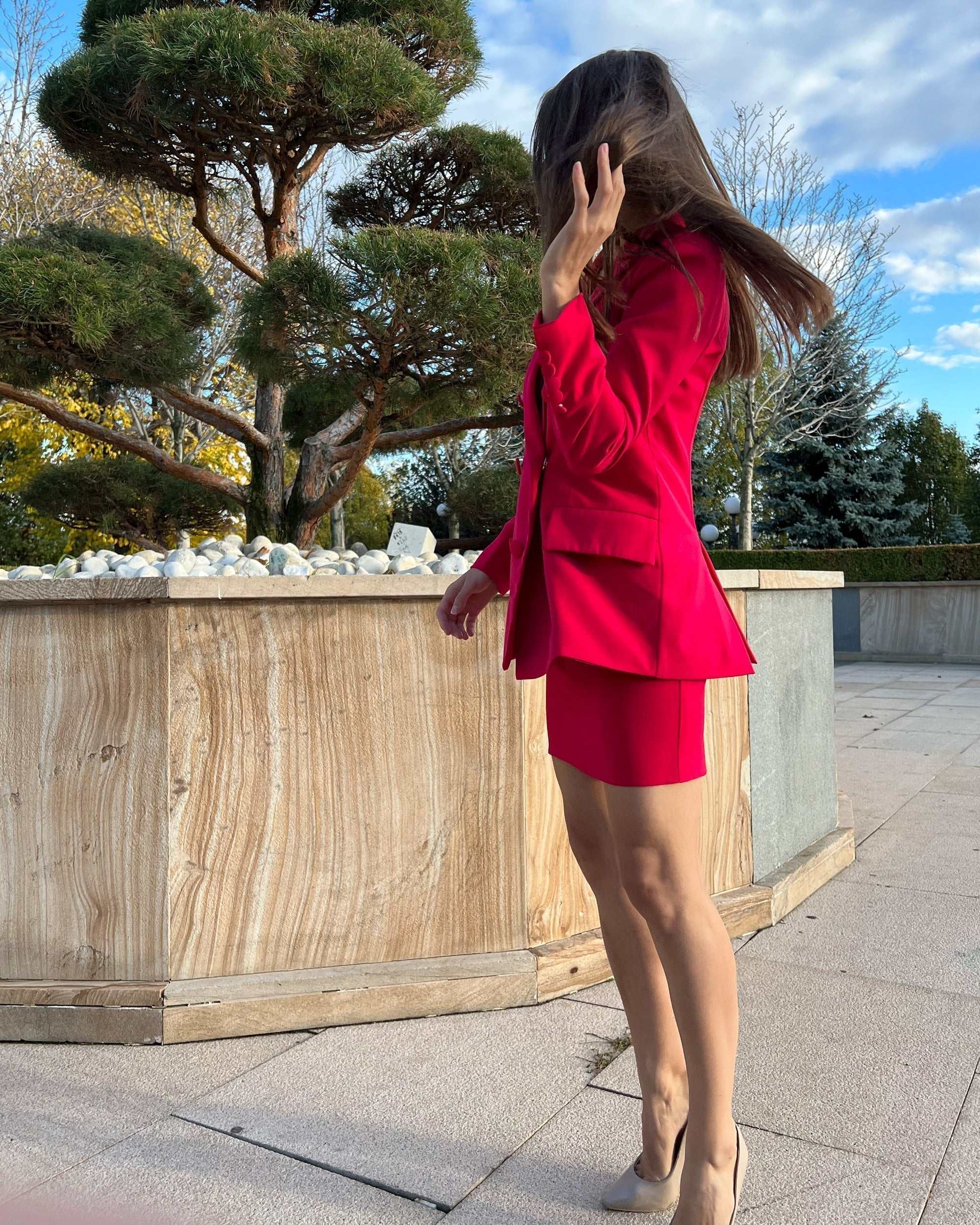 Sacou dama fucsia cu două rânduri de nasturi și sliț dublu, model cambrat și lung.