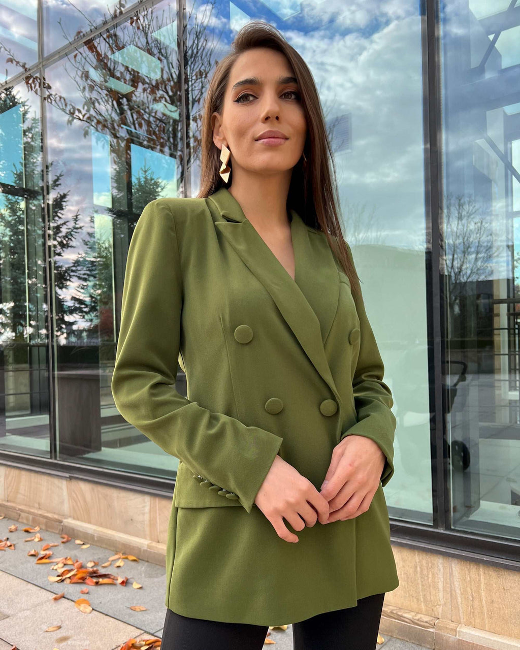 Sacou dama verde cu două rânduri de nasturi, guler în V, mâneci lungi și buzunare decorative.