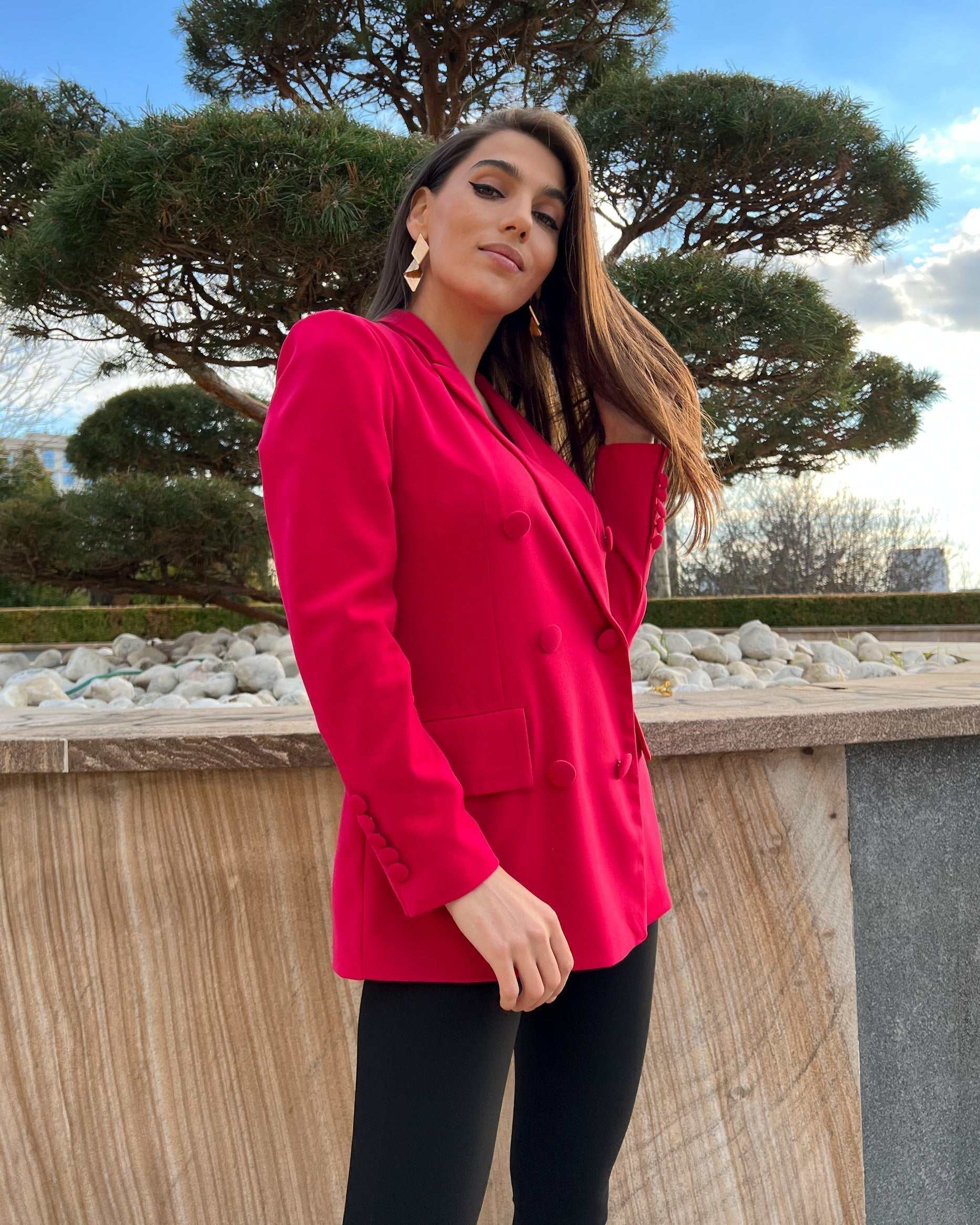 Sacou dama fucsia cu două rânduri de nasturi, model cambrat și lung, cu guler în V și rever.