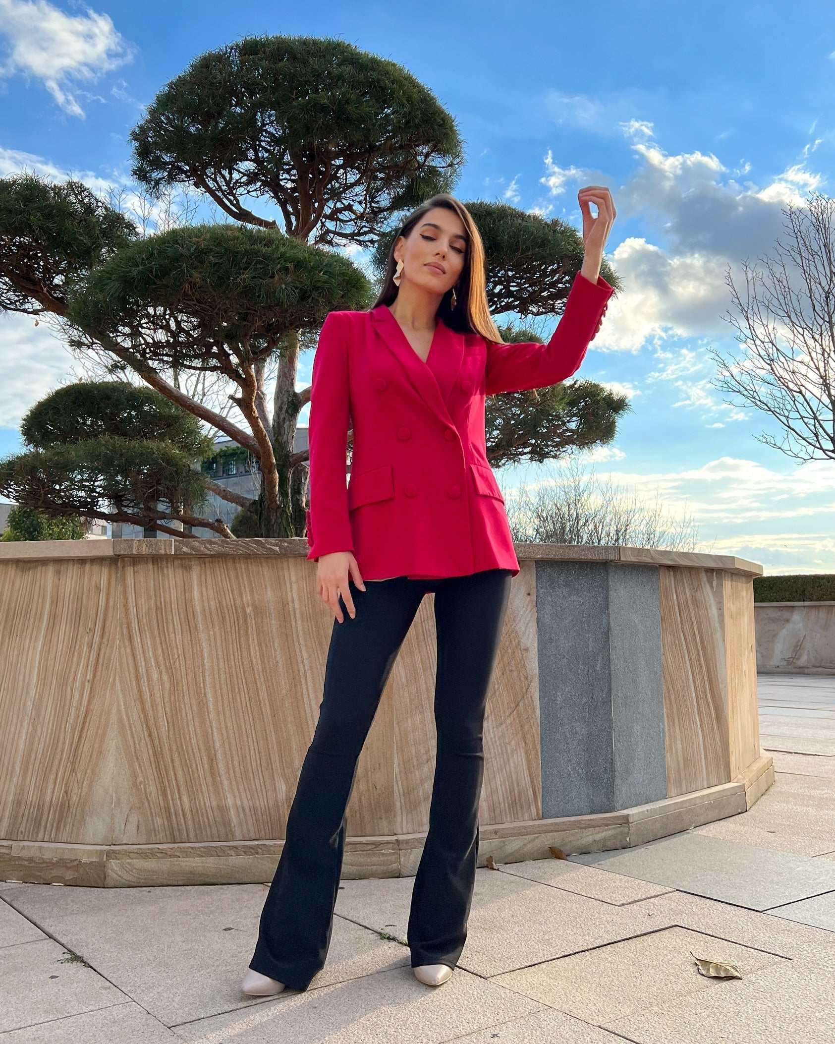 Sacou dama fucsia cu două rânduri de nasturi, model cambrat, guler în V și mâneci lungi.