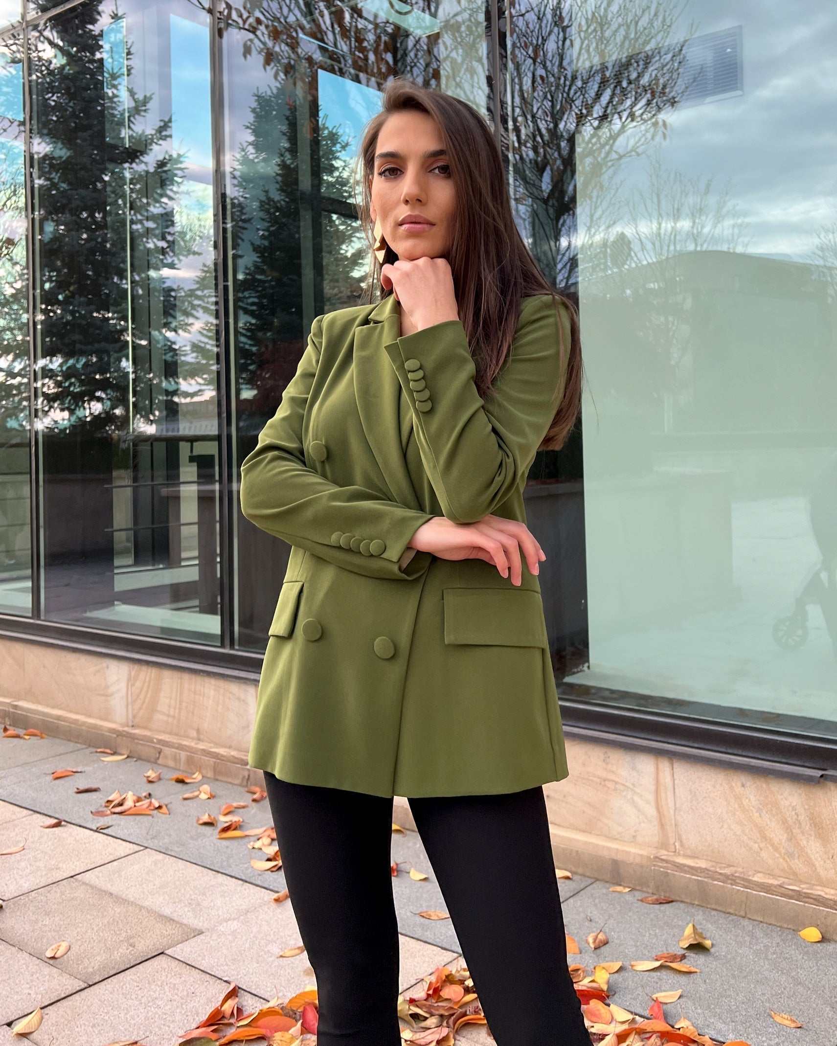 Sacou dama cu două rânduri de nasturi, model cambrat și lung, cu guler în V și mâneci lungi.
