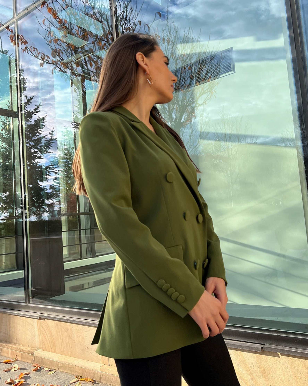 Sacou dama verde cu două rânduri de nasturi, lung, model cambrat, guler în V.