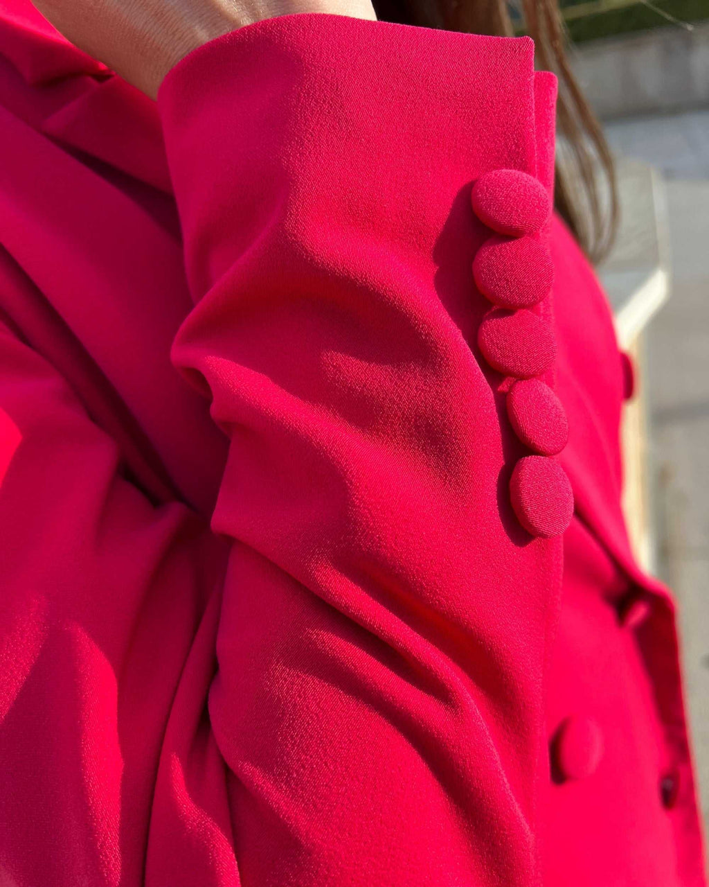 Sacou dama fucsia cu două rânduri de nasturi, model cambrat.