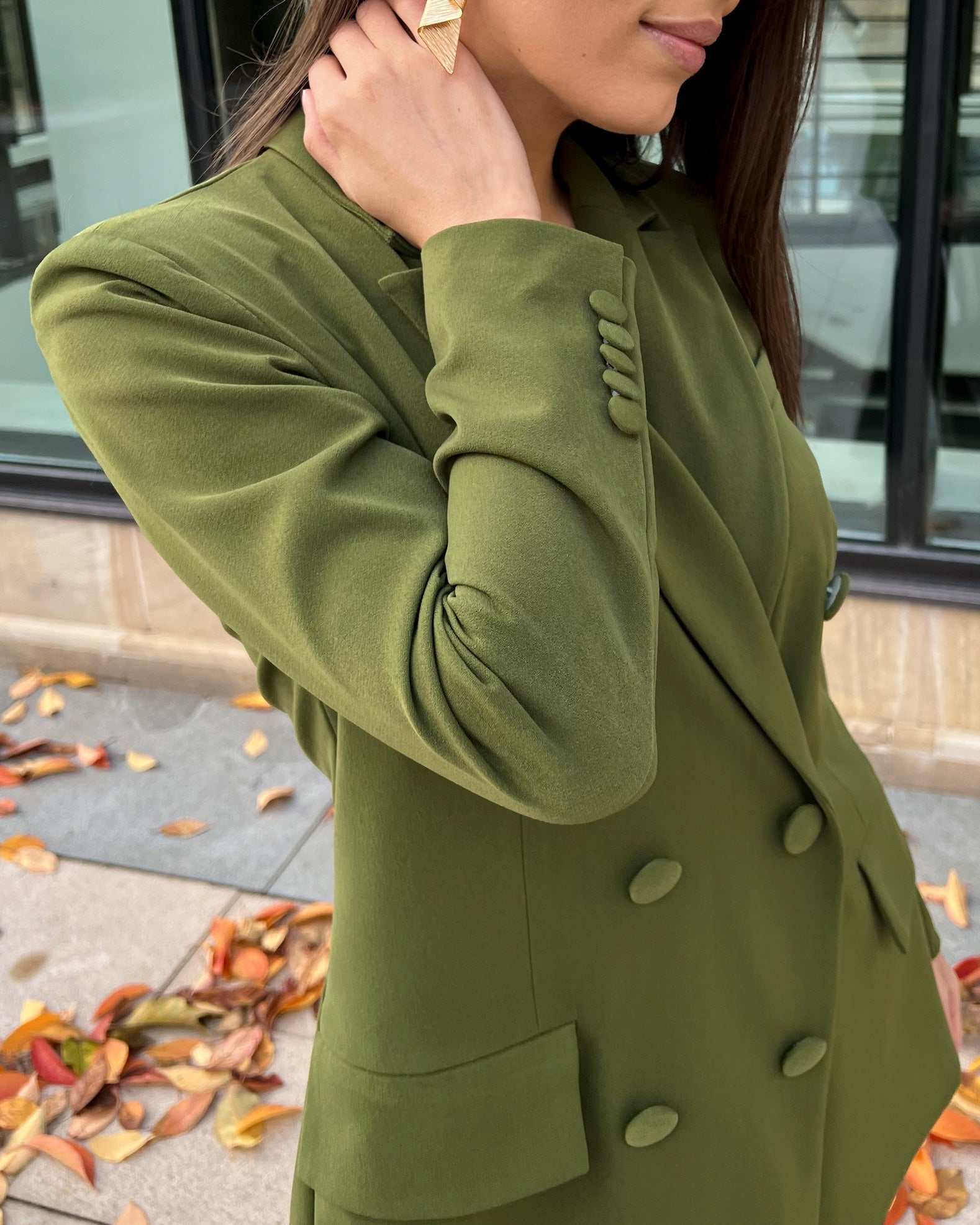 Sacou dama verde cu două rânduri de nasturi și guler în V.