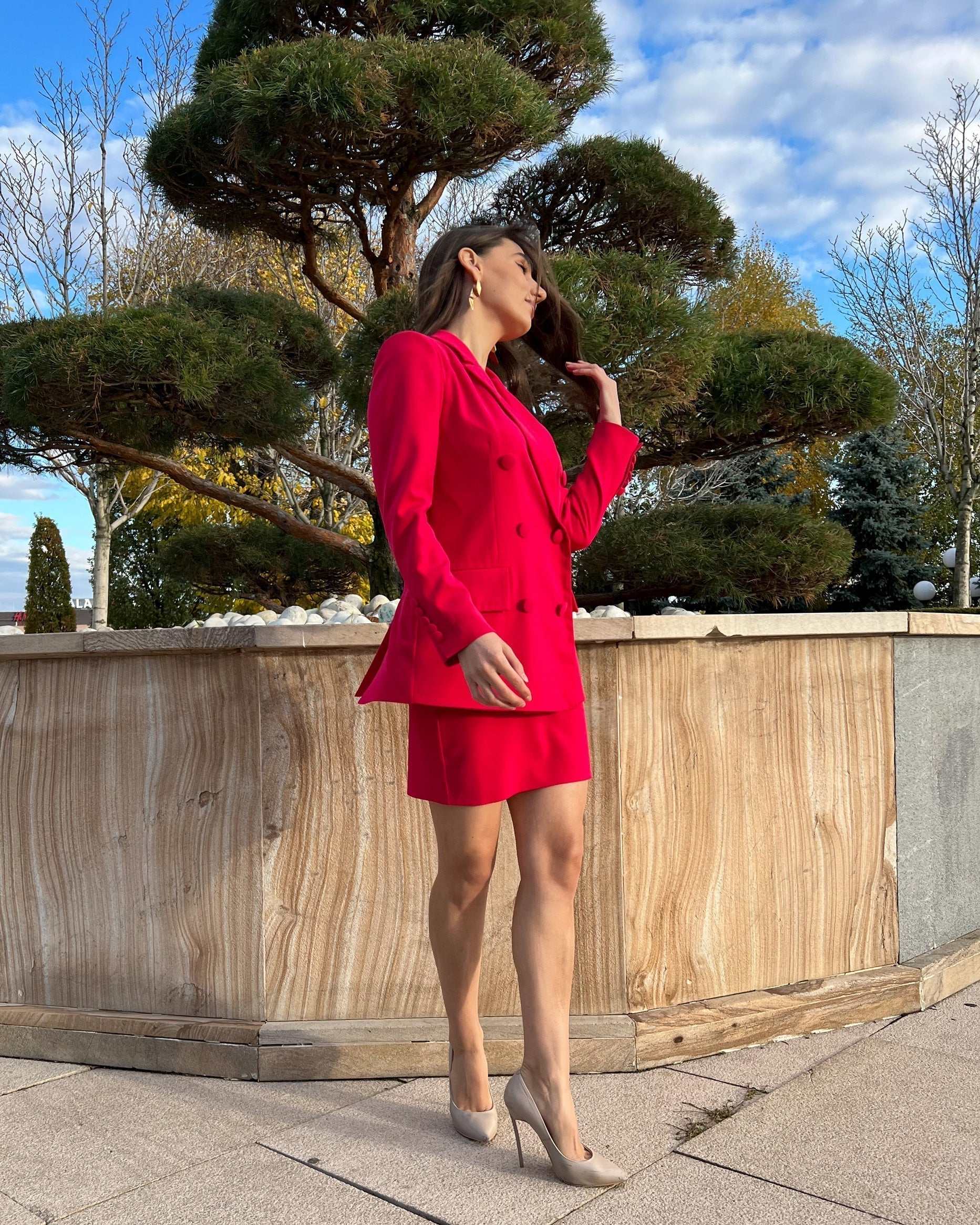 Sacou dama fucsia cu două rânduri de nasturi, stil cambrat și mâneci lungi, purtat de model.