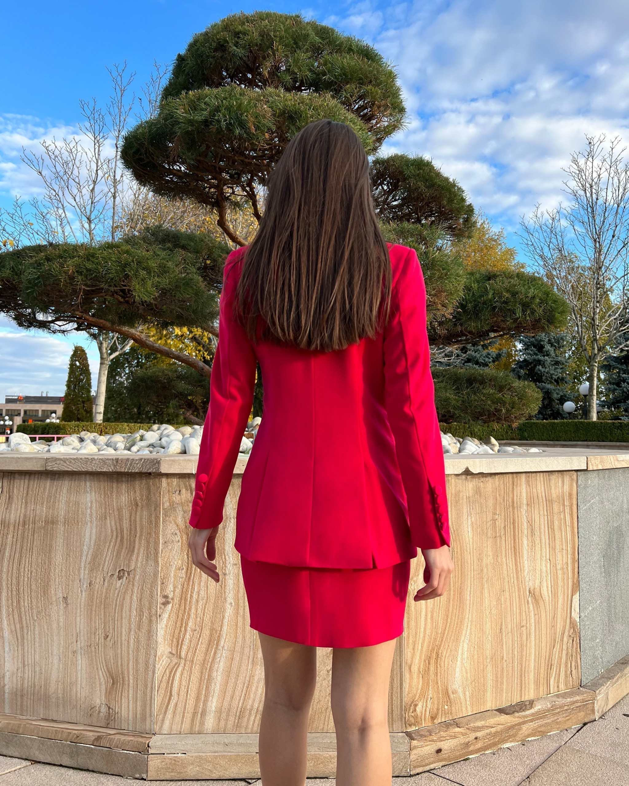 Sacou dama fucsia în două rânduri de nasturi, model cambrat, cu mâneci lungi și pernițe la umeri.