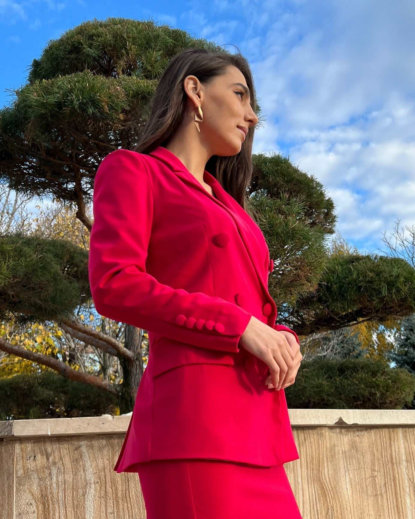 Sacou damat fucsia cu două rânduri de nasturi, model cambrat și lung, mâneci lungi, buzunare decorative.