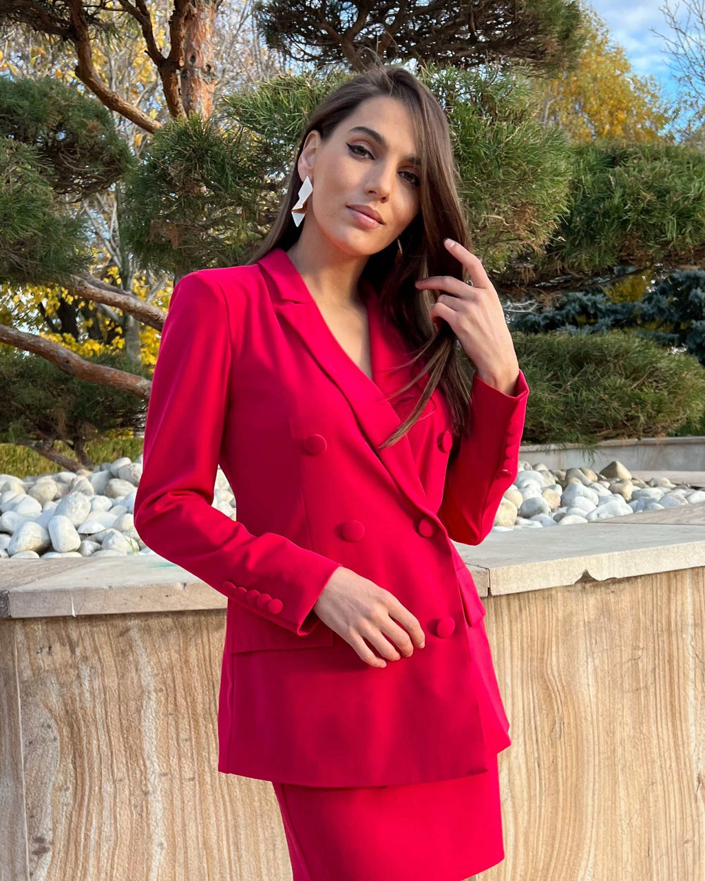 Sacou dama fucsia cu două rânduri de nasturi, cambrat, guler în V, mâneci lungi.