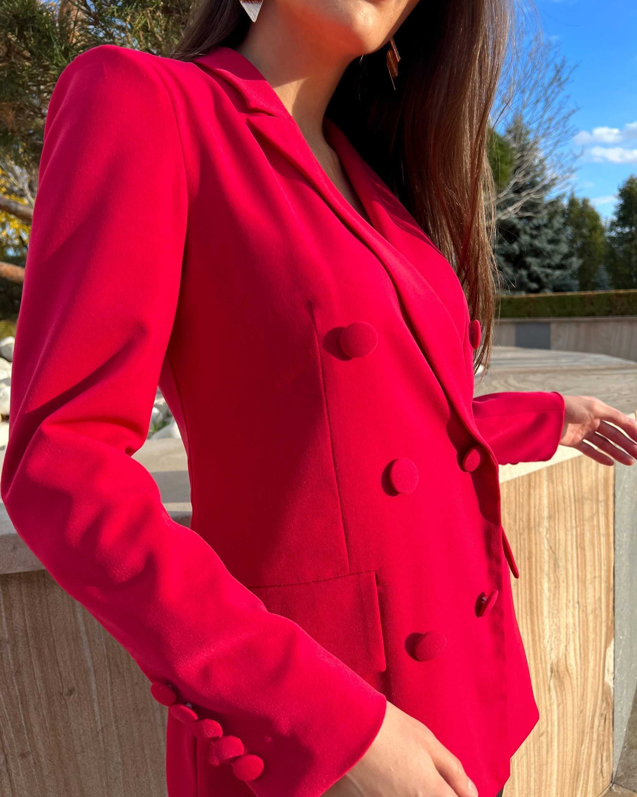 Sacou dama fucsia cu două rânduri de nasturi și mâneci lungi.