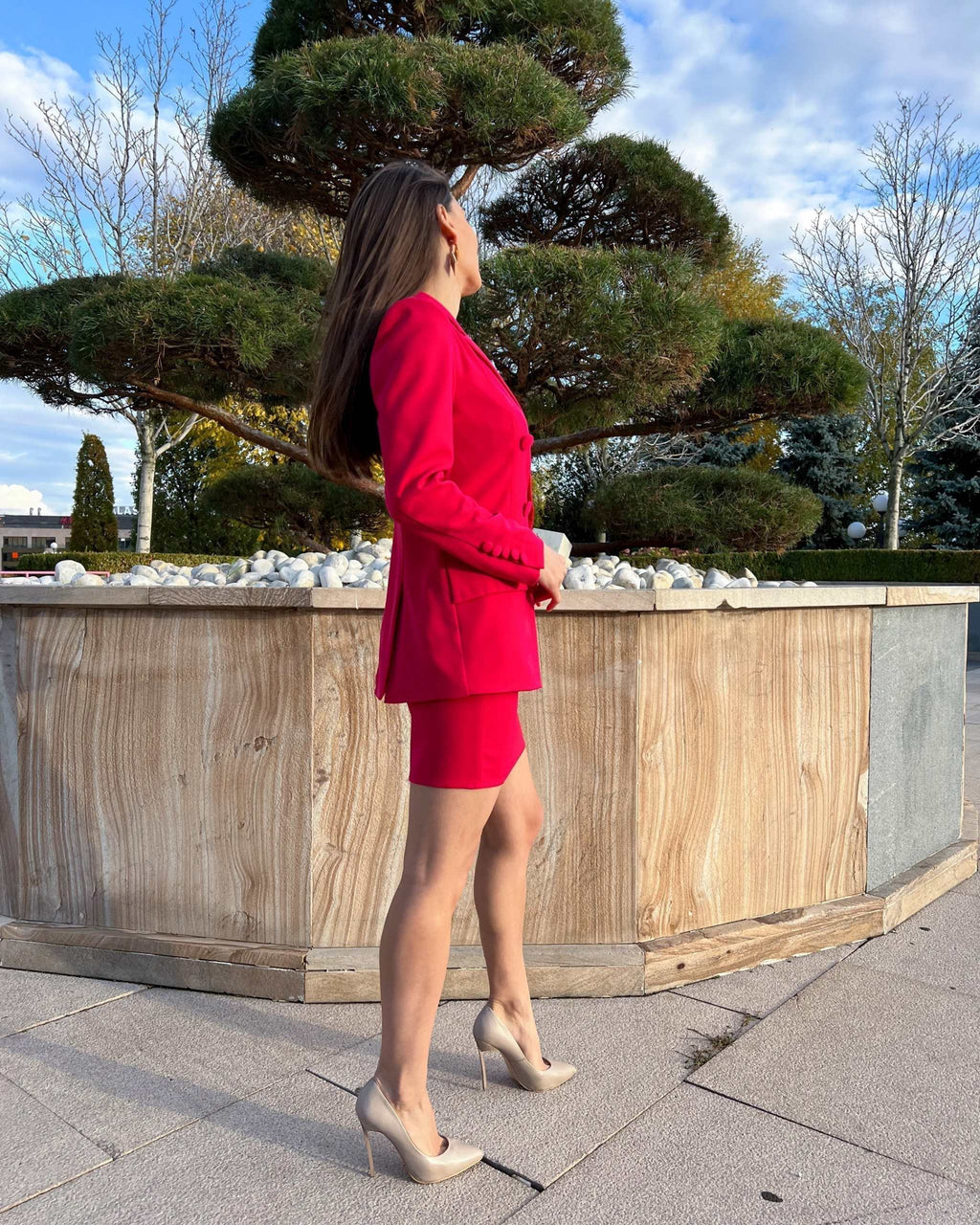 Sacou dama fucsia cu două rânduri de nasturi, model cambrat și lung, purtat afară.